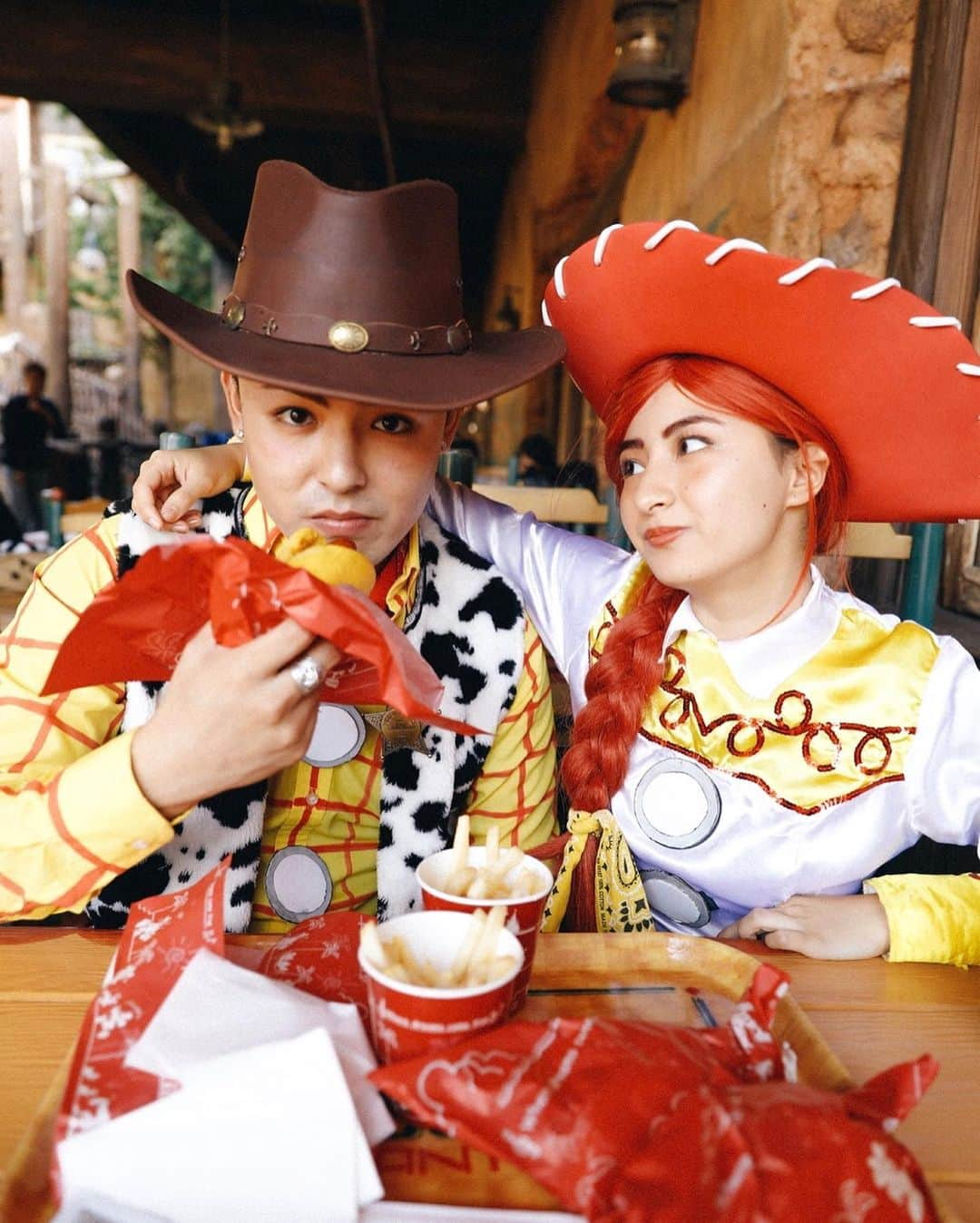 Julia Castroさんのインスタグラム写真 - (Julia CastroInstagram)「🤠🍔🥤❤️ Woody Jessieきまってる？ . #JULIDY #Halloween #toystory #disney #tokyodisneysea #tokyodisneyland  #woody #jessie #boyfriend #girlfriend #couple #relationship #lunchtime #lunch #トイストーリー #ハロウィン #仮装 #ウッディー #ジェシー #東京ディズニーランド #東京ディズニーシー #カップル #コスチューム #ディズニーシー #ディズニー」11月1日 19時38分 - julia.c.0209