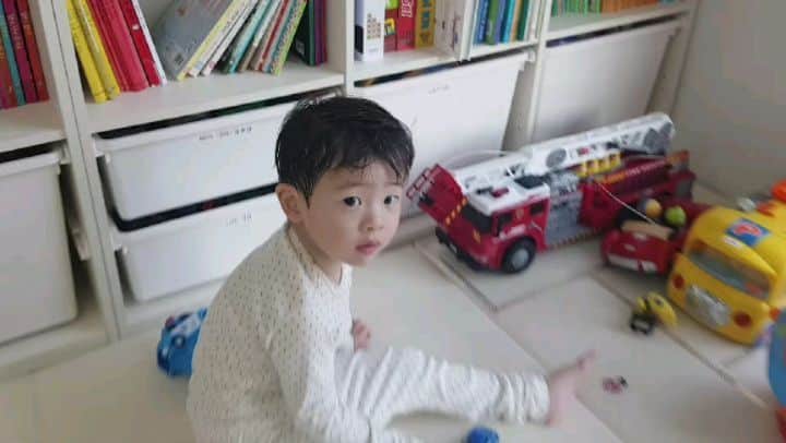 キム・ジュノのインスタグラム：「조카장난감 자주 줘야 겠습니다 리액션 최고#my nephew#gift#@kimmijin83」