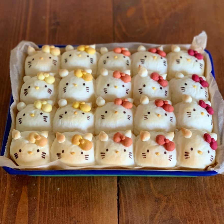 Ranさんのインスタグラム写真 - (RanInstagram)「. . 11/1 、キティちゃんのお誕生日🎂 . リボンの色を、 ベビーイエローから赤へのグラデーションにしました♡ ちょっと焼き色がついて、 日焼けキティちゃんになっちゃいました😚 . . Today is Kitty ’s birthday 💕 . . #bread #hellokitty #kitty #sanrio #baker #breadclass #kawaii #kawaiibread #cutefood #kidsfood #lunch #sweets #パン #手作りパン #ちぎりパン #キティちゃん #サンリオ #無添加パン #こどものおやつ #手作りおやつ #手作りお菓子 #菓子パン #誕生日 #パン教室 #konel #グラデーションにはまり中😚💕」11月1日 19時52分 - konel_bread