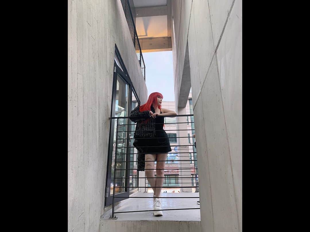 パク・ボムのインスタグラム：「안녕 여러부운~⭐️노래가 퀸덤 이라는 프로그램을 통해 나왔는데.. 어제 무대 다들 잘 보셨나욤~?? 어제 저도 “퀸덤”  마지막무대가 끝난뒤 많은 생각을 하게 되는 밤 이였습니다.. 노래 제목은 “되돌릴수없는 돌아갈수없는 돌아갈곳 없는” 입니당~~😍🎤🍀 잘 들어 주세욤~~🎶🎵 #Queendom #2ne1 #퀸덤 @dnation_official #dnation #디네이션 #박봄 #parkbom #bompark #ぼム #朴春‎#بارك_بوم##blackjack#bomshell」