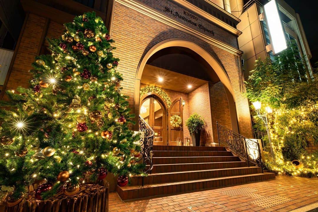 【公式】 京都セントアンドリュース教会さんのインスタグラム写真 - (【公式】 京都セントアンドリュース教会Instagram)「ウェディングプロデューサーの森岡でございます。  今年も冬恒例の『クリスマス・イルミネーション』がスタートいたしました☆彡 是非皆さまお越し頂き、たくさんのお写真を撮影くださいませ♪ . また、【12月24日（火）18:00】からはクリスマス・ミサ♪を開催！！ 素敵なクリスマスコンサートをお楽しみくださいませ（ご予約不要・ご参加無料）。 . 皆さまのご来館をスタッフ一同楽しみにお待ちしております。 . #京都セントアンドリュース教会 #セントアンドリュース教会 #チャペル #chapel #church #ステンドグラス #ドレス #タガヤ #tagaya #結婚式 #結婚式準備 #ウェディング #ウェディングフォト #wedding #bridal #プレ花嫁 #関西プレ花嫁 #関西 #京都 #kyoto #卒花 #日本中のプレ花嫁さんと繋がりたい #クリスマス #christmas #イルミネーション #クリスマスツリー」11月1日 20時06分 - kyoto_st.andrews_church