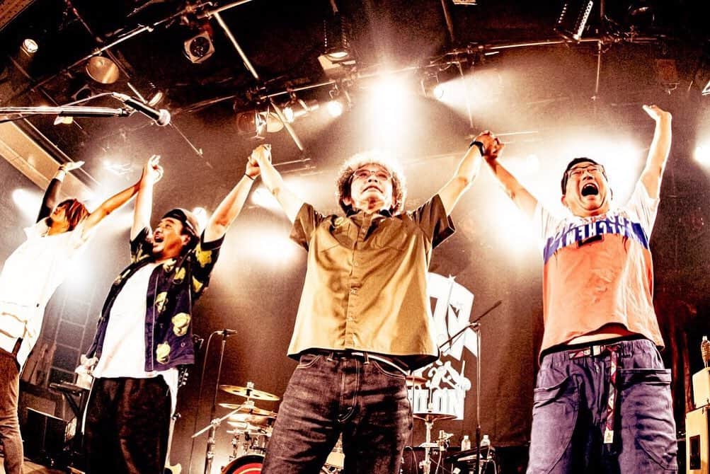 のインスタグラム：「サンボマスター【デカスロン特別追加公演〜先輩と書いてOTと呼ぶ〜】＠神戸CHICKEN GEORGE 神戸の夜は伝説的でした🤩✌️ ずーっと会場は音楽的に美しいピークを迎えてたんだぜ😍 写真：@hamanokazushi」