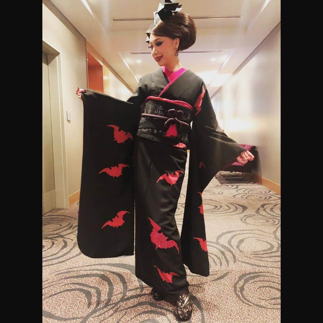 野宮真貴さんのインスタグラム写真 - (野宮真貴Instagram)「東京は夜の七時♪﻿ ﻿ 昨日の七時は、『大人の仮面舞踏会2019』﻿ 年々盛り上がって3年目！﻿ 大人のハロウィンの楽しみ方が定着してきたようです。  衣装はいつもお世話になっている、京都odasho Loje。ハロウィンにぴったりのコウモリの振り袖が素敵でしょ？ ﻿ #東京は夜の七時 #大人の仮面舞踏会 #セルリアンタワー #沖野修也 #田中知之#ナツサマーアーリーサマー #アマランスラウンジ #マダムレジーヌ #ジャスミン#DimitriFromParis #noboruok #京都 #odasho #loje #野宮真貴 #missmakinomiya」11月1日 20時01分 - missmakinomiya