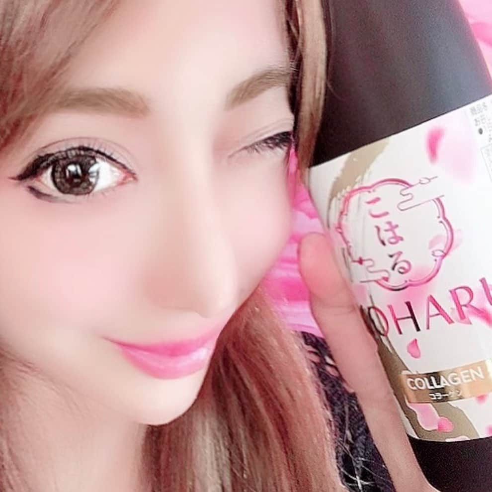 矢沢なりさんのインスタグラム写真 - (矢沢なりInstagram)「🌸KOHARU コラーゲン🌸 新ブランドが出たってー💖💖またAmazonとか楽天で買えるヤツね🥰✨ 今飲んでるプラセンタドリンクにプラスして飲みたいなぁと思ったコラーゲンドリンクは、 11月末までお給料の入らない私にとても優しいお値段で🥺💖 . プラセンタドリンク、コラーゲン、セラミド、マルチビタミンだけは何があっても欠かせない私にとてもありがたい商品🙇‍♂️✨ . 例えばこのコラーゲンドリンクを私が売るとしたら美容に詳しい人ならわかる「ビタミンD」が入ってる事🥰✨ 基本的はプラセンタドリンクもコラーゲンもそうなんだけど、内容物+αでみるよ🌈💖🌈💖 するとこのKOHARUちゃん。ビタミンDもちゃん配合されてる🦋 ビタミンDはアトピー改善にもオススメされる栄養素なんだけど、 語るとまた長くなっちゃうから略すると、結構摂取が難しいというか足りない場合が多いの。 だから、このKOHARUちゃんはフィッシュコラーゲンが84000mgで、植物配合エキスであり、さらにビタミンが豊富な上にビタミンDのおまけ付き、そしてお財布に優しい！！🤣💖 . と、いう素敵なKOHARUちゃん。味はプラセンタドリンクよりもクセがない、うーん、コンビニでよく見かける美味しい美容ドリンクあるじゃない？あれをもっと、サラサラにして飲みやすくした感じ😎🎀 これからの季節乾燥がすごいから、KOHARUちゃんに、全面サポートに当たって頂く🌸🌸🌸 と、ともに私の肌荒れを抑えて超美肌の最終目標まで付き合ってもらう任務を与えるのである😆💖 . 楽天とかAmazonでゲットできるから是非見てみてね🌈🌈🌈 KOHARUとSAKURAに支えられてます🍓🌸🍓🌸 #82x #koharucollagen #collagen #美容ドリンク #コラーゲンドリンク #プラセンタドリンク #アンチエイジング #美容 #美容マニア #肌が命 #アトピー改善」11月1日 20時02分 - nari_yazawa