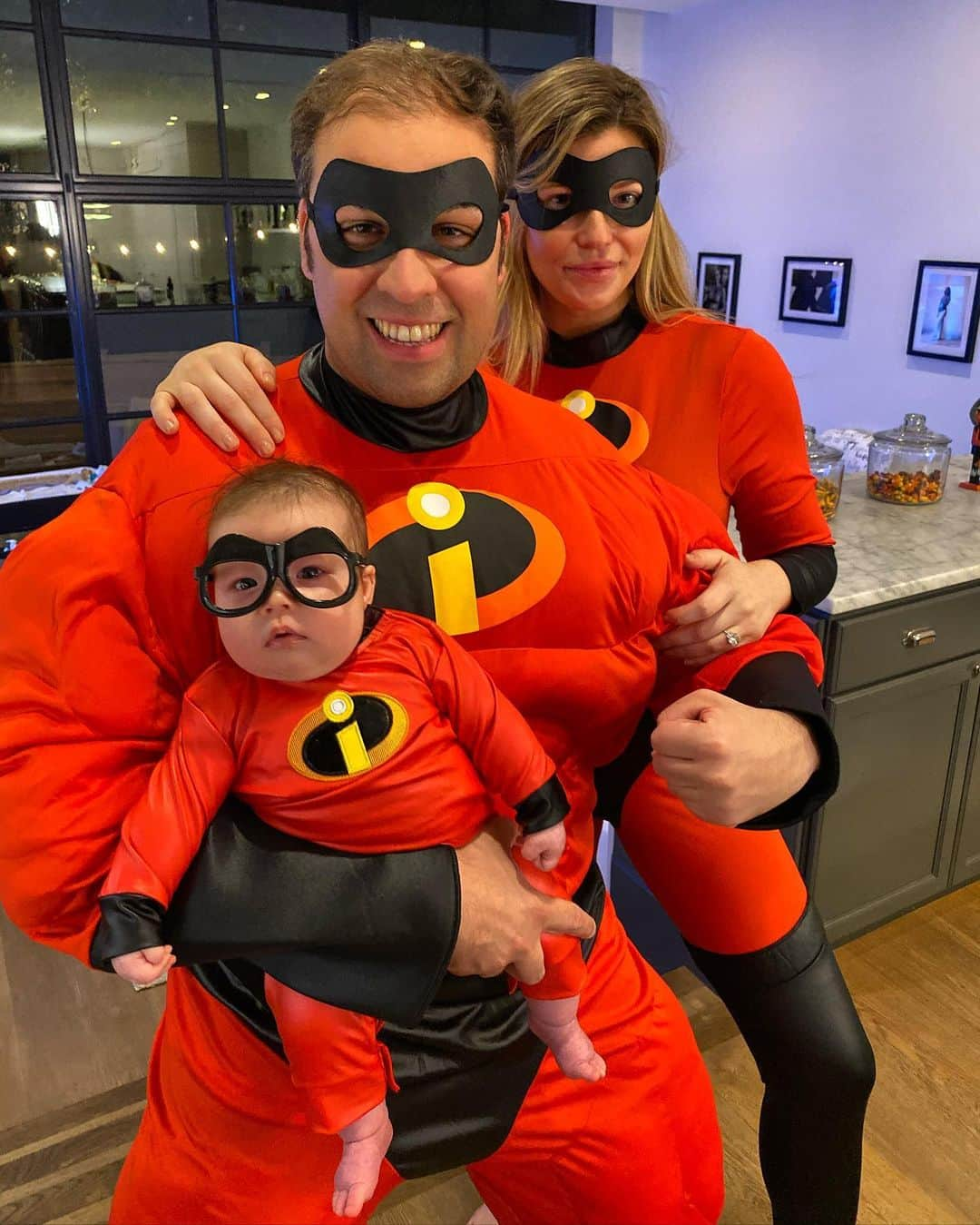 サマンサ・フープスさんのインスタグラム写真 - (サマンサ・フープスInstagram)「Straight from the plane to our first Halloween with our little incredible George! 🎃 #theincredibles #happyhalloween」11月1日 20時03分 - samanthahoopes