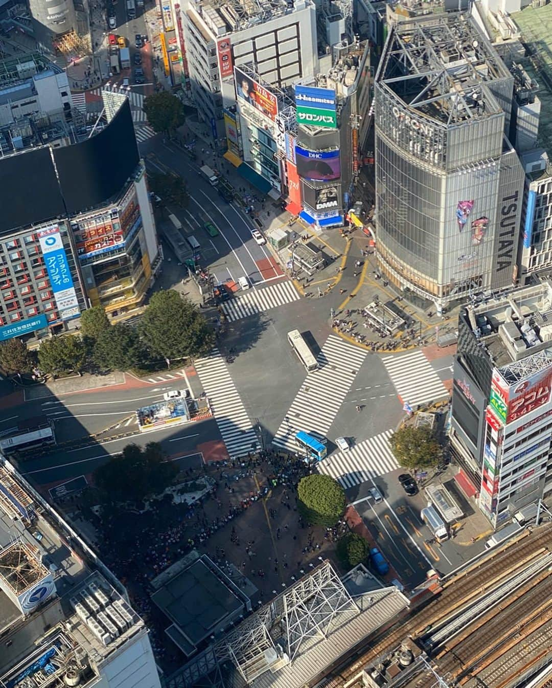 acco.mamaさんのインスタグラム写真 - (acco.mamaInstagram)「⠀ OPEN初日の今日 行ってきました𓀠 @shibuya_scramble_square ⠀ ⠀ SHIBUYA SKY楽しかった！ 天気も良くて最高でした𓂬 ⠀ 1枚目のこのかどっちょで 絶対写真撮った方が良いですね📸 ⠀ 息子は展望より13Fでやってた #チコチャンブル交差展 の ARで遊ぶやつの方が 気に入ってたけど🤣 →6枚目 ⠀ 慌てて帰って録画した 夕方のニュースで放送された 息子インタビュー映像🎤 →9枚目 ⠀ #渋谷スクランブルスクエア #shibuyascramblesquare #SHIBUYASKY #渋谷スカイ #SHIBUYA #渋谷 #展望デッキ #絶景 #お出掛け #お出掛けスポット  #livenewsit #fujitv #冨田アナ ありがとうございました🙏 ⠀」11月1日 20時03分 - acco.mama