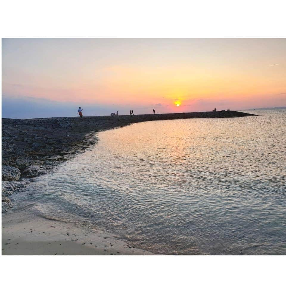 本田珠規さんのインスタグラム写真 - (本田珠規Instagram)「旅の締めはサンセット！ . 夕日が沈んだあとはピンクの空が広がりました✨ それもまた綺麗だったなぁ🌇 . 全力の深呼吸に、大地を感じて、島唄聞いて、 リフレッシュ完了☀️ . . 最高な旅でした！ . . #美らsunビーチ  #沖縄旅行#沖縄#サンセット#夕日 #島唄#夕焼け#sunset #沖縄恋しい #okinawatrip#okinawajapan#okinawa  #trip」11月1日 20時04分 - tamaki_honda_oscar