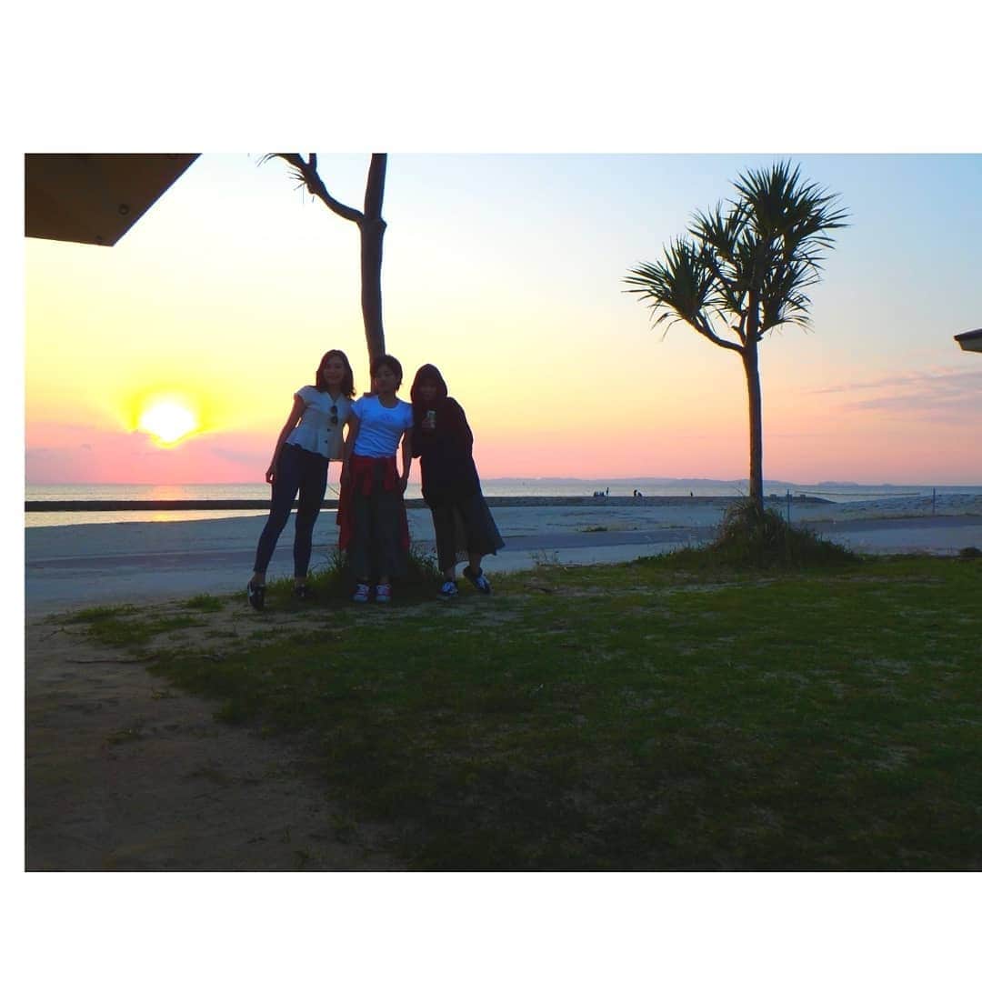 本田珠規のインスタグラム：「旅の締めはサンセット！ . 夕日が沈んだあとはピンクの空が広がりました✨ それもまた綺麗だったなぁ🌇 . 全力の深呼吸に、大地を感じて、島唄聞いて、 リフレッシュ完了☀️ . . 最高な旅でした！ . . #美らsunビーチ  #沖縄旅行#沖縄#サンセット#夕日 #島唄#夕焼け#sunset #沖縄恋しい #okinawatrip#okinawajapan#okinawa  #trip」