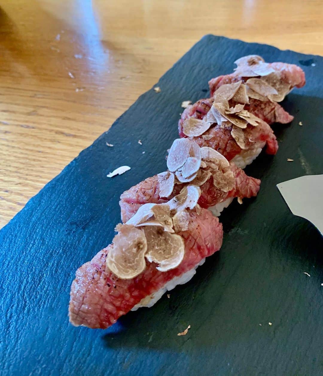 武内裕之のインスタグラム：「The truffle on the Ozaki beef #truffle #wagyu #beef #sushi #munich」