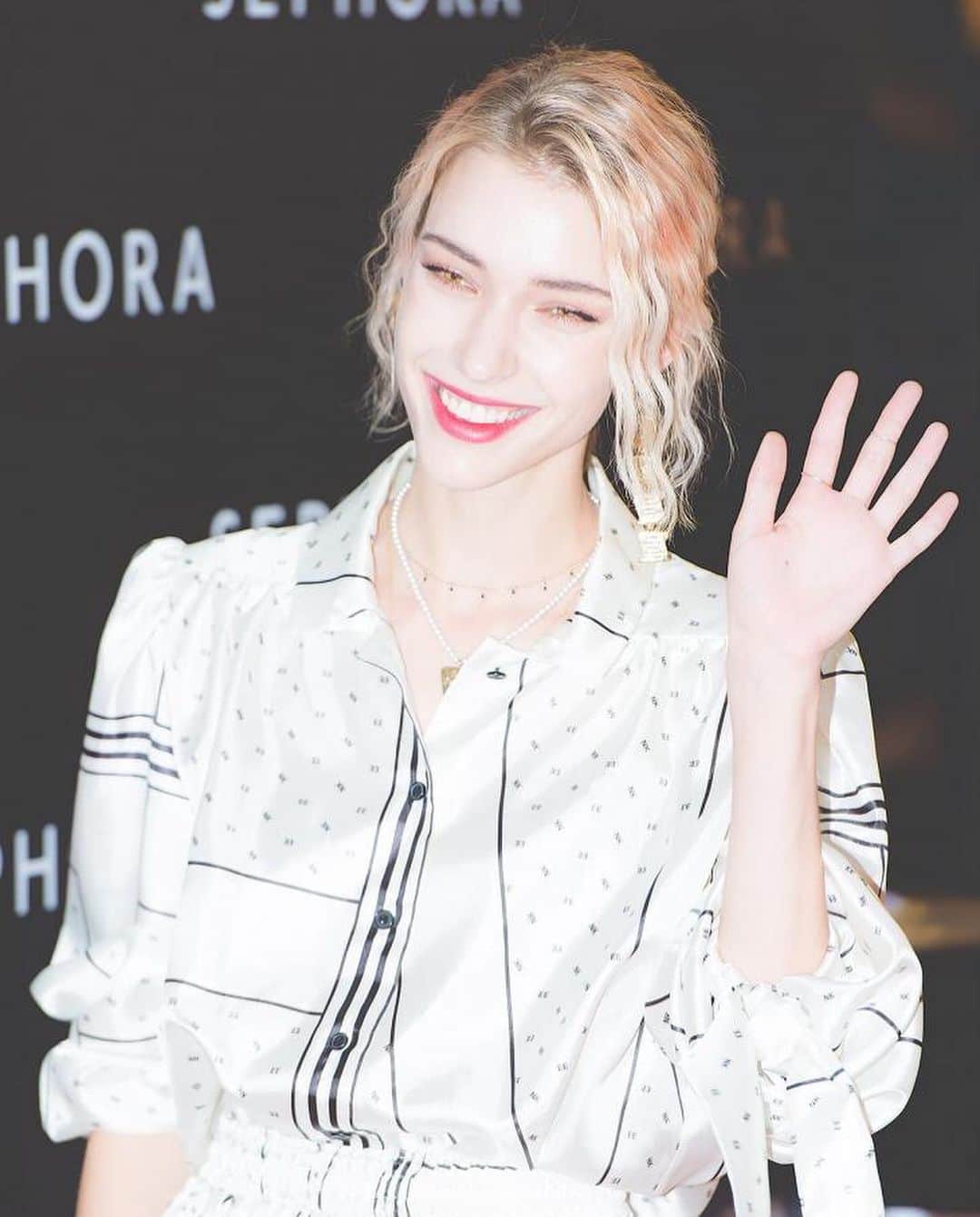 ステファニー・ミチョヴァのインスタグラム：「what would you even call my eye color? Vampire? Haha Happy Halloween and thank you @farmacykorea for inviting me to the @sephorakr store opening event #파머시 #클린뷰티」