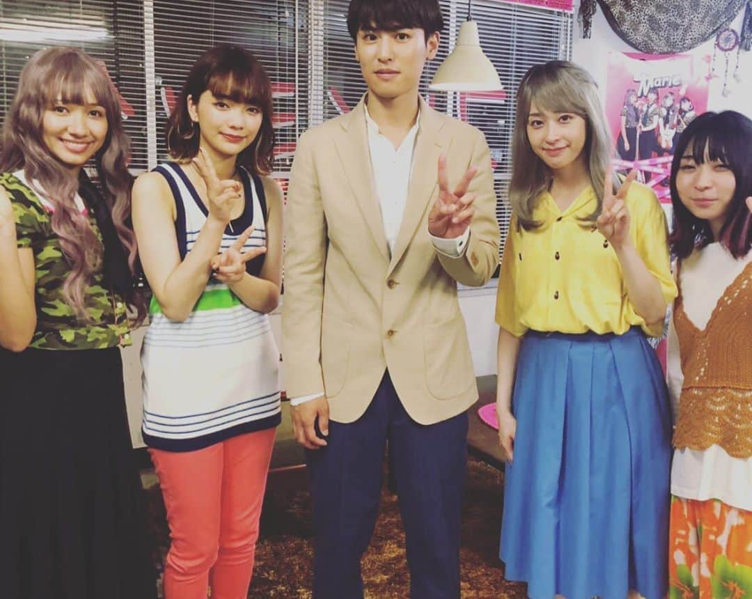 豊原江理佳のインスタグラム：「NHKドラマ10 『Miss!?ジコチョー〜天才・天ノ教授の調査ファイル〜』の  第3話が今夜 22:00~放送です！  バンドをやっている女の子の役をやらせていただいたのですが、撮影に入るまでにみんなで練習を何回も何回も重ねました。 バンドって大変だなぁ、とか、青春だなぁと、ちょっと高校の頃を思い出しちゃったり、色々な気持ちになりながらの練習でした🏃‍♂️ 初めての経験だらけでとても楽しかったです☺️ 終盤らへんはもう、「せっかくこんなに練習したからもう、デビューする？」ってみんなずっと言ってました。割と本気で(笑)  そんなこんなで、きっと観終わった頃にはバンドを組みたくなっちゃうような第3話です✨ ぜひぜひ観てください☺️」