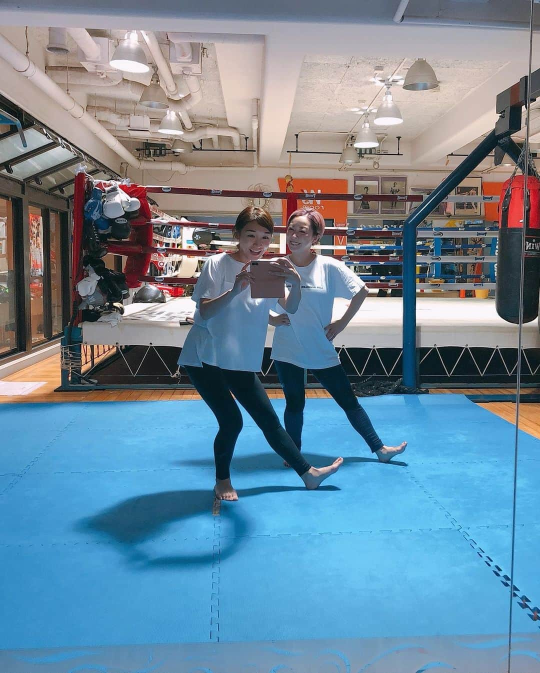 加護亜依さんのインスタグラム写真 - (加護亜依Instagram)「今日は人生初の #キックボクシング 🥊 なになに！？ストレス発散に持ってこいのエクササイズじゃないですか！！😆 お誘いしてくれた @yukari_magnese さん ありがとうございます💕めちゃくちゃスッキリ！ 初めてすぎて 下手くそですが アップします⤴️ 皆さんも 自分のストレス発散方法を見つけて ストレスフリーな毎日を⭐️ #すっぴんだし #汗だくだしで #失礼します #😂」11月1日 20時14分 - ai.1988kg