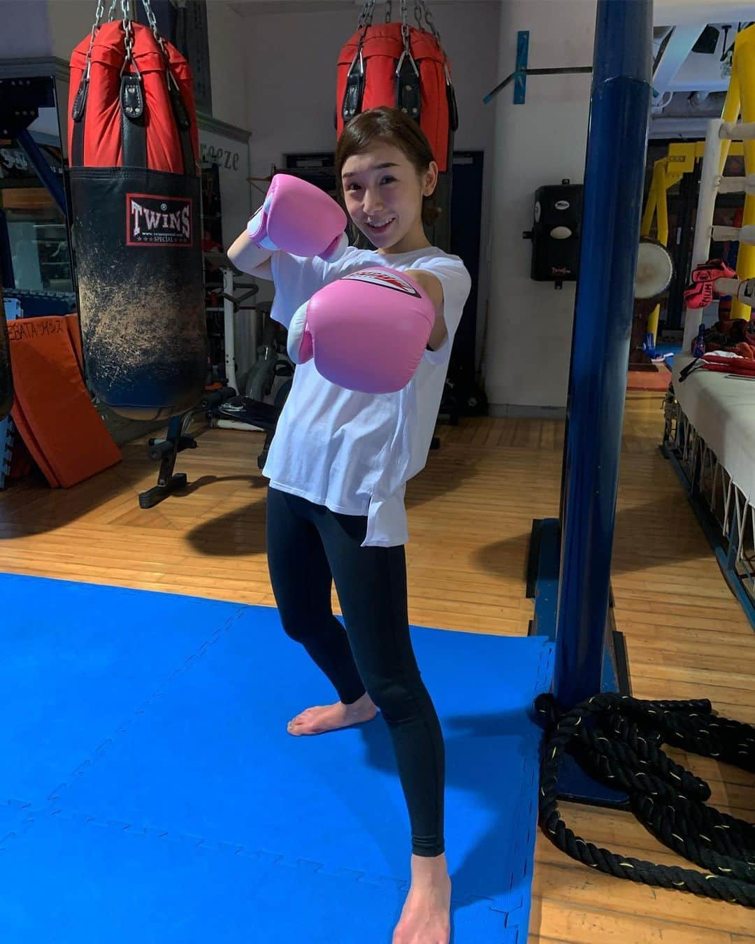 加護亜依さんのインスタグラム写真 - (加護亜依Instagram)「今日は人生初の #キックボクシング 🥊 なになに！？ストレス発散に持ってこいのエクササイズじゃないですか！！😆 お誘いしてくれた @yukari_magnese さん ありがとうございます💕めちゃくちゃスッキリ！ 初めてすぎて 下手くそですが アップします⤴️ 皆さんも 自分のストレス発散方法を見つけて ストレスフリーな毎日を⭐️ #すっぴんだし #汗だくだしで #失礼します #😂」11月1日 20時14分 - ai.1988kg