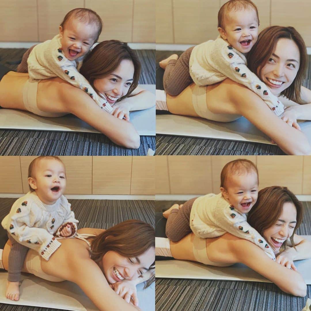 のインスタグラム：「考えてみたら、いつも一緒にいるから２人の写真て少ないかも🤔 だいたいベビに遊ばれてます @tatsutore いい写真をありがとう♡ #トレーニング中の一コマ #タツトレ#トレーニング#女の子ママ#training#baby#babygirl#1monthbaby」