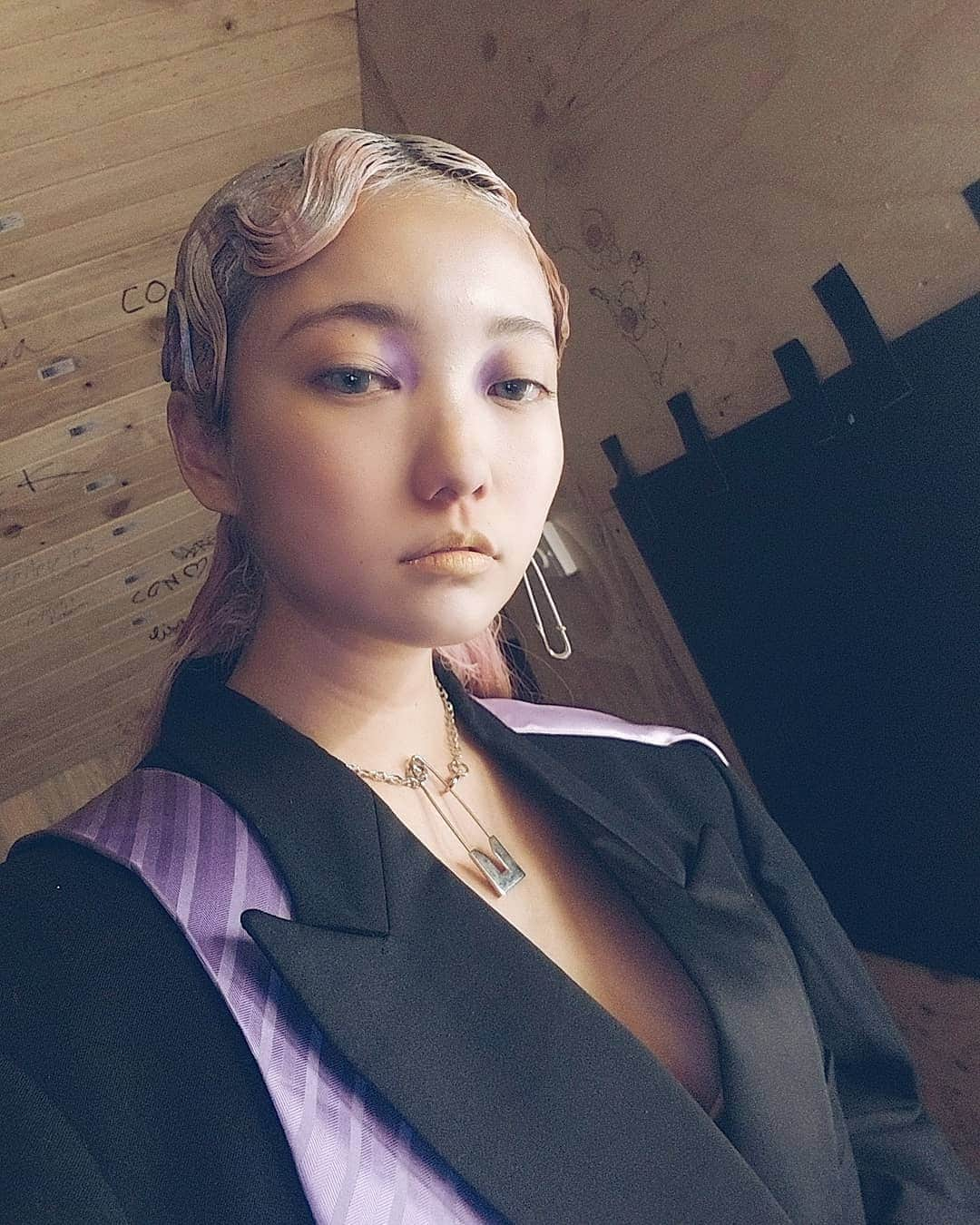 小林レイミさんのインスタグラム写真 - (小林レイミInstagram)「実はわたしがfixされたのは最後の方でそれも偶然の出会いがきっかけで！！！そんなわたしにトップバッターと３ルック任せてくれて😢💓わたしも彼女達がつくる洋服が大好きだし、本当に出会えて良かった😘🌈🌈💖 👗@pimambre.fr @ambrefox  @eatmyvelvet 💈charli malmo 💄@zoejane_makeup  Special thanx @otherpeoples_money #fashionshow #frenchfashion #fashiondesigner #goodvibes #pinkhair #hairstyles #hairarrange #makeupideas #makeup #fashionlook #melbournefashion #lit」11月1日 20時20分 - _reimi._____