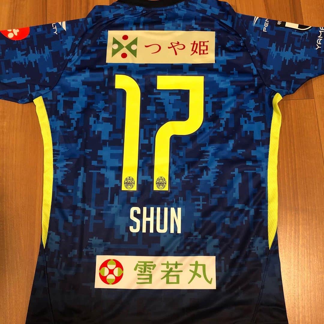 のインスタグラム：「初ユニホーム交換！ #中村駿 #モンテディオ山形 #茂木力也 #愛媛fc  一回も着てないであろう半袖 シーズンあと少しお互い頑張りましょう🔥」