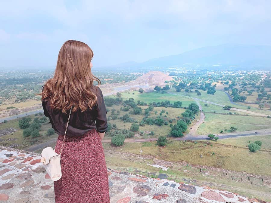沢井里奈さんのインスタグラム写真 - (沢井里奈Instagram)「♡ . テオティワカン(Teotihuacán) 太陽のピラミッド🏜💕💕 . 頂上で太陽に向かって手を伸ばすと パワーを頂けるパワースポット🌟 . その頂上からの眺めは 美しい景色に癒されますし🌿✨ 世界で3番目に大きい 高さ64m、248段の階段を 登り切った達成感も☺️💓💓 . #teotihuacán #piramid #mexico #mexicocity #gracias #vivamexico #sistercity #partnership #instalove #instagood #instagramjapan #japanesegirl #girls #テオティワカン #ピラミッド #太陽のピラミッド #メキシコ #メキシコシティ #日墨協会 #姉妹都市 #姉妹都市提携 #名古屋市 #愛知県 #さわー海外 #沢井里奈」11月1日 20時30分 - sawairina