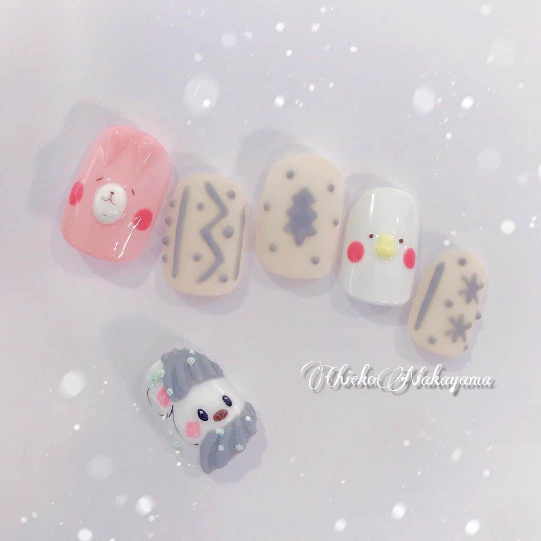 なかやまちえこのインスタグラム：「2018.10.31 nailschool tricia⠀ ❄️ご受講頂いた皆様ありがとうございました❄️✨ #nail #nails #nailart #ネイル #美甲 #ネイルアート  #clou #nagel #ongle #ongles #unghia #japanesenailart #manucure #네일아트 #네일리스트 #japanesenails #manicurist #gelnails #أظافر #tricia #nailschool #ネイルスクール #トリシア #表参道 #ネイルスクールトリシア #ネイルスクールtricia #ニットネイル #knitnails #冬ネイル #winternails ♡授業後に残っていた生徒さんに作品撮らせて頂いました♡」