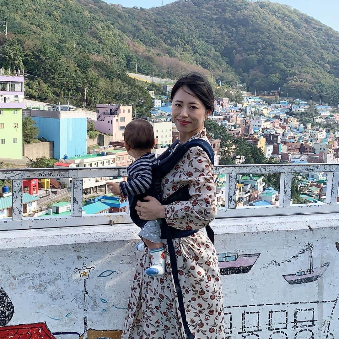 大西蘭のインスタグラム：「・ クルーズ最終日、釜山へ。 ・ 釜山のインスタ映えスポット、甘川文化村🏠 ・ カラフルな家が並んでいて可愛い💕 ・ 観光地なので、お土産物屋さんやカフェも並んでいて、散策が楽しかった✨ ・ こぐまちゃんも前向き抱っこで街歩きを楽しんでいたみたい🐻 ・ ・ #アップリカコアラ #アップリカ #コアラ #抱っこはもっと楽しくなる #抱っこひも #抱っこ紐  @aprica.jp_official  #甘川文化村 #釜山旅行」