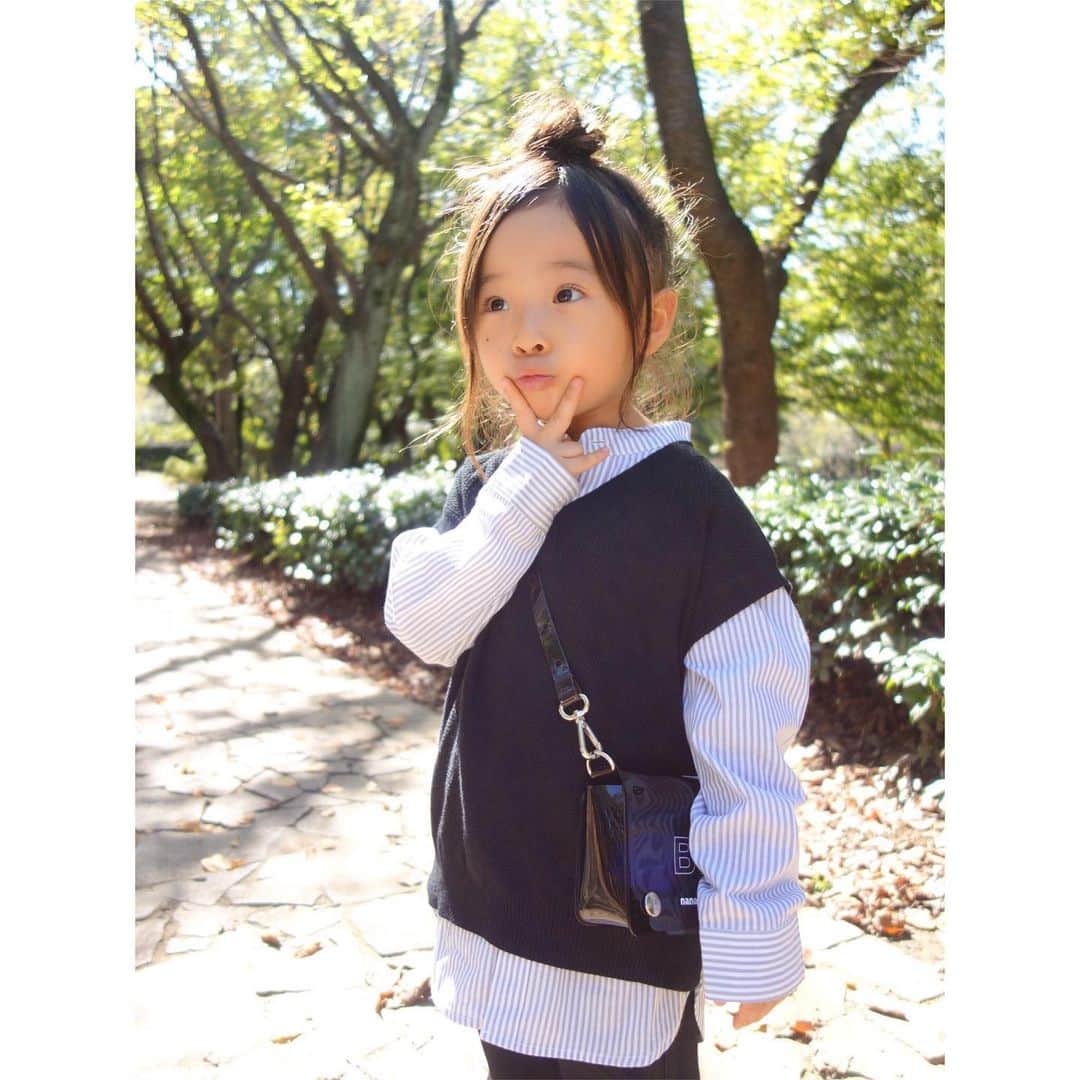 Saraさんのインスタグラム写真 - (SaraInstagram)「. coordinate♡ . ストライプシャツにベストで マニッシュ女子🖤 . shirt ▶︎ #devirock  vest ▶︎ #petitmain  pants ▶︎ #branshes  shoes ▶︎ #petitmain  bag ▶︎ #nananana ⠀ ⠀ #ootd #kids #kids_japan #kids_japan_ootd #kjp_ootd #kidsfahion #kidscode #kidsootd #kidswear #キッズコーデ #キッズファッション #マニッシュ #マニッシュコーデ #ナナナナ」11月1日 20時40分 - sarasara718