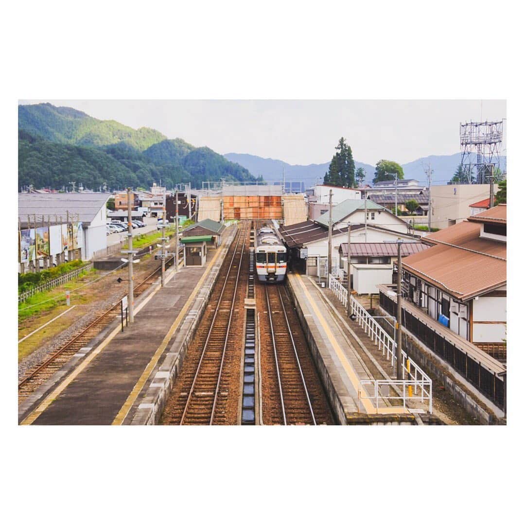 下野由貴さんのインスタグラム写真 - (下野由貴Instagram)「載せたい写真がたまってました。 これは『君の名は。』の聖地巡礼した時の〜 #君の名は聖地巡礼 #君の名は #飛騨古川駅 #五平餅」11月1日 20時50分 - shimono_0402