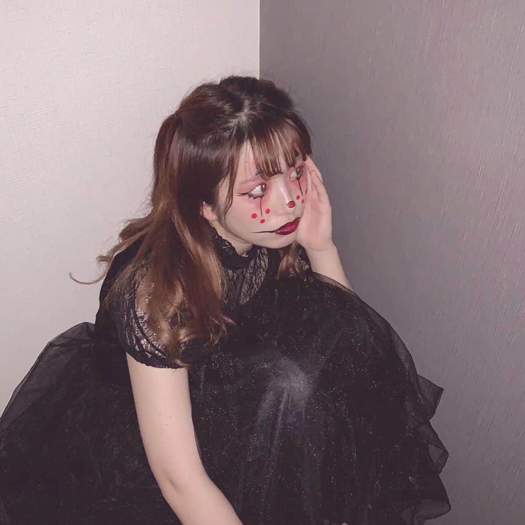 青木菜花のインスタグラム：「.﻿ .﻿ ハロウィン終わったけど載せちゃう🤡﻿ ﻿ 今年は色々なのやれて楽しかったなあ〜〜﻿ みんなは何枚目が好き？🤭💞﻿ .﻿ .﻿ #ハロウィン #ハロウィンメイク #ハロウィンコスプレ #ハッピーハロウィン #ハロウィン仮装 #ピエロ #ピエロメイク #黒猫 #猫メイク #アダムスファミリー #特殊メイク #とりっくおあとりーと #instalike #instagood #instalove #l4l #f4f」