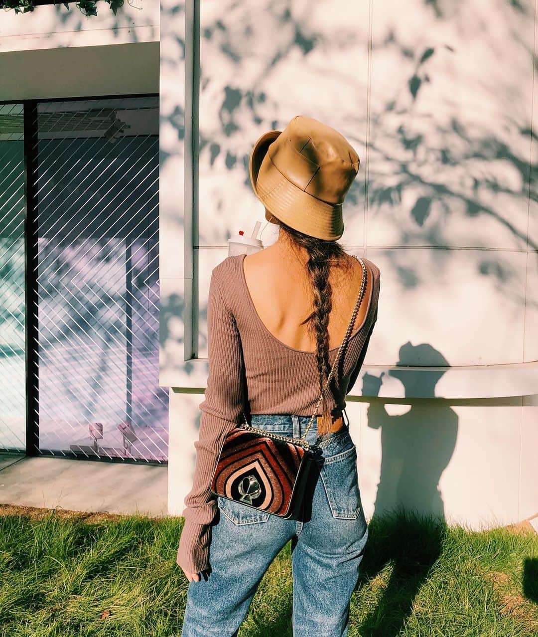 のインスタグラム：「都内day✌🏽 ・ @caramalibel のtopsは ボディスーツになってて 背中のあきが超可愛い🌹🌹 ・ あとね、 袖の長さがすごい好き🙋🏽‍♀️ ・ ・ 普段ブランド物のBagって あまり興味ないんだけど @katespadejapan の これは初めて見た時から めちゃくちゃタイプで🥺💕 ・ ・ お気に入りを合わせた コーデでした👏🏼👏🏼 ・ ・ #katespadejapan #katespade #caramalibel  #lackofcolor #vicentedenim」