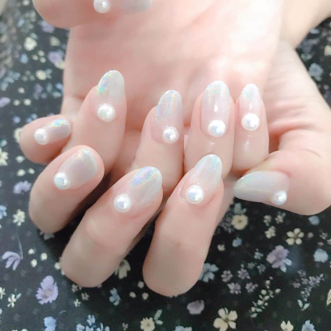 なかやまちえこのインスタグラム：「White unicorn🦄 #nail #nails #nailart #ネイル #美甲 #ネイルアート  #clou #nagel #ongle #ongles #unghia #japanesenailart #manucure #네일 #젤네일 #네일아트 #네일리스트 #japanesenails #manicurist #gelnails #أظافر #ユニコーンネイル #unicornnails #グラデネイル #fadenails ⠀ PREGELmuse マザーズホワイト PlanetPowder ミーティアシャワー」