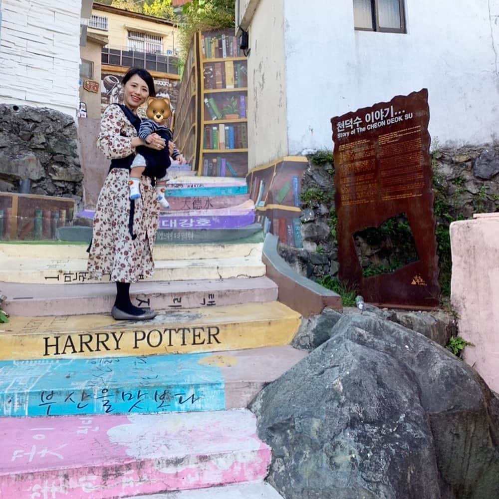 大西蘭のインスタグラム：「・ 甘川文化村のインスタ映えスポット😊 ・ カラフルな階段💕 ・ テーマパークみたい😍 ・ ・ #アップリカコアラ #アップリカ #コアラ #抱っこはもっと楽しくなる #抱っこひも #抱っこ紐  @aprica.jp_official  #甘川文化村 #釜山旅行」