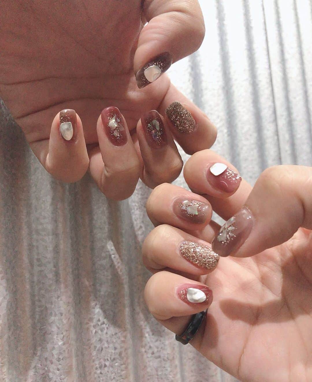 のインスタグラム：「Newネイルなのです💅 私にしては珍しくボルドーとりいれてみた🤗 ネイルできるのも今年あと2回かぁ🤭はやいなぁ。。。 #new #nail #ネイル #スクエア #ボルドー #ブラウン #透け感 #キラキラ #シェル #シルバーパーツ #好きなもの」