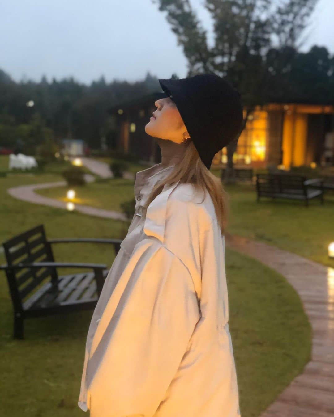 LORYのインスタグラム：「#HelloNovember こないだ大好きな仲間達と 毎年恒例の旅行に行ってきました♥️ 今年は初めてのグランピング⛺️🍁 自然に癒されて🌲 たっくさん笑ってしあわせっ🥰 パワーチャージ💛💛💛」