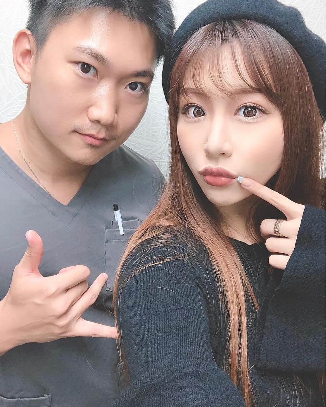 のインスタグラム：「Sexy Lip げっと💗💗💗 . . 唇の左右差がすごく嫌で いま話題の二重、クマ取りで有名な 孫先生 @sbc_the_powerdoctor に 唇を可愛くしてもらったよ😆💕 . 口角もきゅってしてもらって 下唇もぷっくりしてもらった💗 . . 唇は大きい方が自分の好みなので いつも加工とメイクで大きくしていたんだけど 加工もメイクも無しで理想の唇になった😢💗 . 嬉しすぎて泣きそうだし←w ずっと鏡見ちゃうし←w 可愛くなれた気がする😂💗 . . 孫先生ありがとうございました✨ @sbc_the_powerdoctor  @shunichiro_son . youtubeでも施術のお悩み相談解決を しているみたいなのでみてみてね💋 YouTube【powerchannel】 . #lip #sexy #sexylip #sexylips #love #xoxo #可愛すぎる #幸せ #最高 #綺麗 #完璧 #凄腕 #二子玉川 #二重 #クマ取り #整形 #美意識 #cosme #makeup #kawaii #二重整形 #ヒアルロン酸 #唇 #nikotama #wakanastyle #wakanabody」