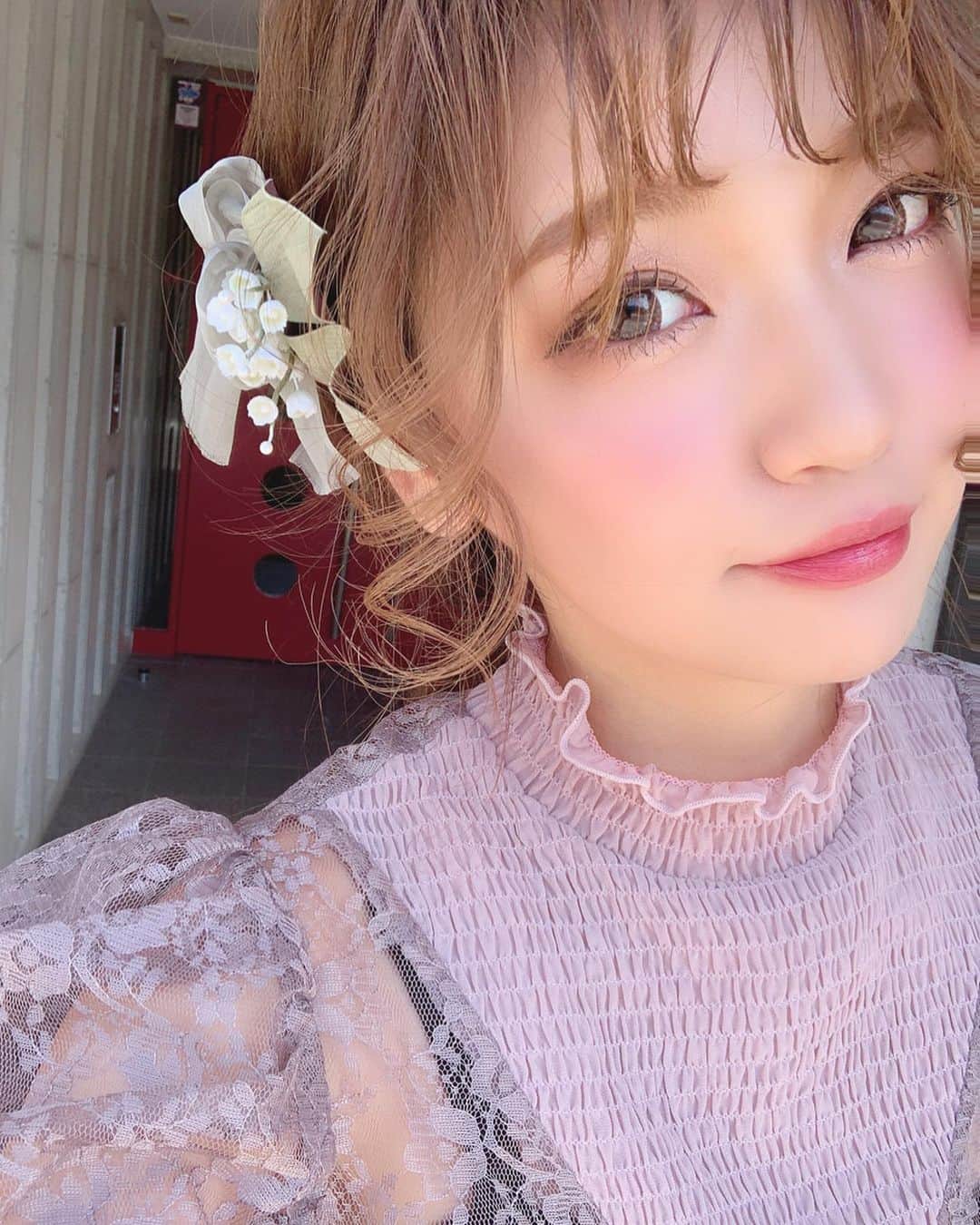 いっちゃん/嶋津 いつみのインスタグラム：「. . こないだ、2枚目の写真で 八重歯治したいってストーリーしたら ビックリするぐらい ダメ❌!! って メッセージきてまして… . みんな…八重歯好きでいてくれて ありがとぉ😂🙏🏻❤️ww . . . . . ちなみにこの左八重歯は 完全に遺伝。😑💨 . . . . ウチのお父さんも左に八重歯👨🏻 私も左に八重歯👩🏼 妹も左に八重歯🧑🏻 . . . まぁ家族の証やし 残しとくわ🤓✨笑 . . . . . . #関西  #関西サロモ  #サロンモデル #サロモ #いっちゃん  #フリーモデル #関西モデル  #あざといっちゃん #かわいっちゃん #いっちゃんコーデ #ブライダルモデル #アレンジモデル #ヘアカラー  #ヘアアレンジ #ootd . . .」