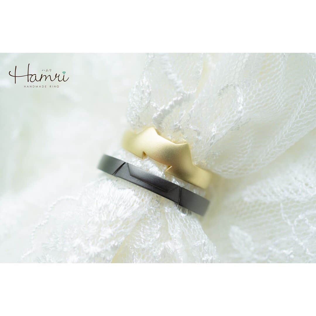 結婚指輪・婚約指輪『Hamri(ハムリ)』さんのインスタグラム写真 - (結婚指輪・婚約指輪『Hamri(ハムリ)』Instagram)「@hamri_omotesando ・ 【ふたりらしいデザインが叶う】 1本¥29,000〜 ・ #ネコ ・ #かわいい ・ "ふたりらしい指輪をお届けします" ・ 「来店特典盛りだくさん！」 #カラーダイヤモンド #ダイヤモンド #誕生石 #フォトアルバム #ウェディングムービー ・ お互いのために作る指輪は、購入することでは味わえない感動と愛が生まれます。 ふたりの指輪を合わせると、ふたりの世界が１つになる愛着あふれる指輪。 ・ ＊＊＊＊＊＊＊＊＊＊ ・ 無料相談受付中 Hamriのアカウントからホームページへ @hamri_omotesando ・ @ringraph_official ・ @mynavi_wedding ・ @mwd_jewelry ・ ＊＊＊＊＊＊＊＊＊＊ ・  #結婚指輪 #husbandandwife #結婚指輪💍 #マリッジリング #プレ花嫁 #婚約指輪 #エンゲージリング #表参道 #ウエディングフォト #指輪デザイン #weddingring #ordermade #結婚指輪 #前撮り #design #リングラフ #指輪探し #ウェディング #花嫁 #ダイヤモンド #結婚準備 #プロポーズ #結婚指輪探し #hamri #ハムリ」11月1日 21時02分 - hamri_omotesando
