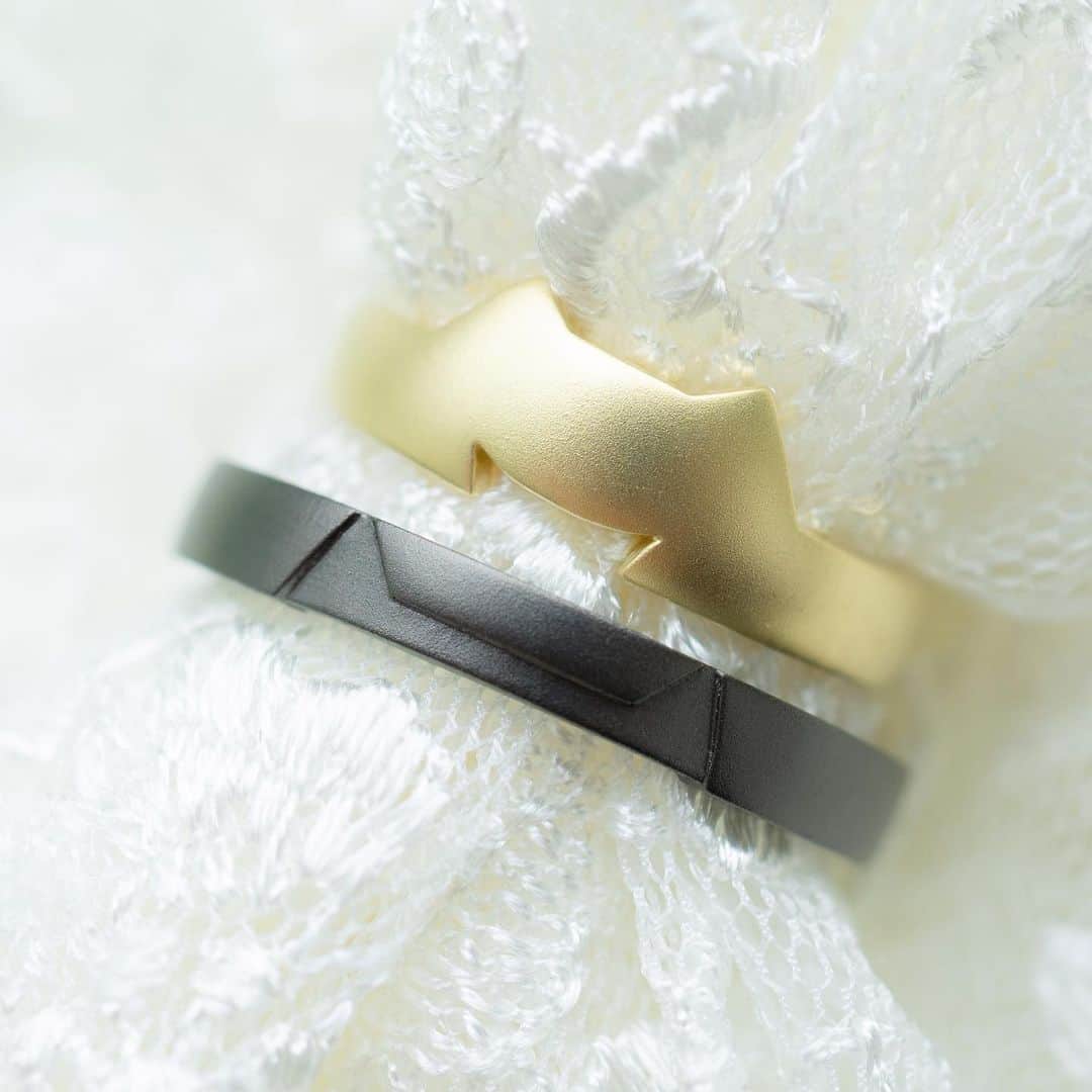 結婚指輪・婚約指輪『Hamri(ハムリ)』さんのインスタグラム写真 - (結婚指輪・婚約指輪『Hamri(ハムリ)』Instagram)「@hamri_omotesando ・ 【ふたりらしいデザインが叶う】 1本¥29,000〜 ・ #ネコ ・ #かわいい ・ "ふたりらしい指輪をお届けします" ・ 「来店特典盛りだくさん！」 #カラーダイヤモンド #ダイヤモンド #誕生石 #フォトアルバム #ウェディングムービー ・ お互いのために作る指輪は、購入することでは味わえない感動と愛が生まれます。 ふたりの指輪を合わせると、ふたりの世界が１つになる愛着あふれる指輪。 ・ ＊＊＊＊＊＊＊＊＊＊ ・ 無料相談受付中 Hamriのアカウントからホームページへ @hamri_omotesando ・ @ringraph_official ・ @mynavi_wedding ・ @mwd_jewelry ・ ＊＊＊＊＊＊＊＊＊＊ ・  #結婚指輪 #husbandandwife #結婚指輪💍 #マリッジリング #プレ花嫁 #婚約指輪 #エンゲージリング #表参道 #ウエディングフォト #指輪デザイン #weddingring #ordermade #結婚指輪 #前撮り #design #リングラフ #指輪探し #ウェディング #花嫁 #ダイヤモンド #結婚準備 #プロポーズ #結婚指輪探し #hamri #ハムリ」11月1日 21時02分 - hamri_omotesando