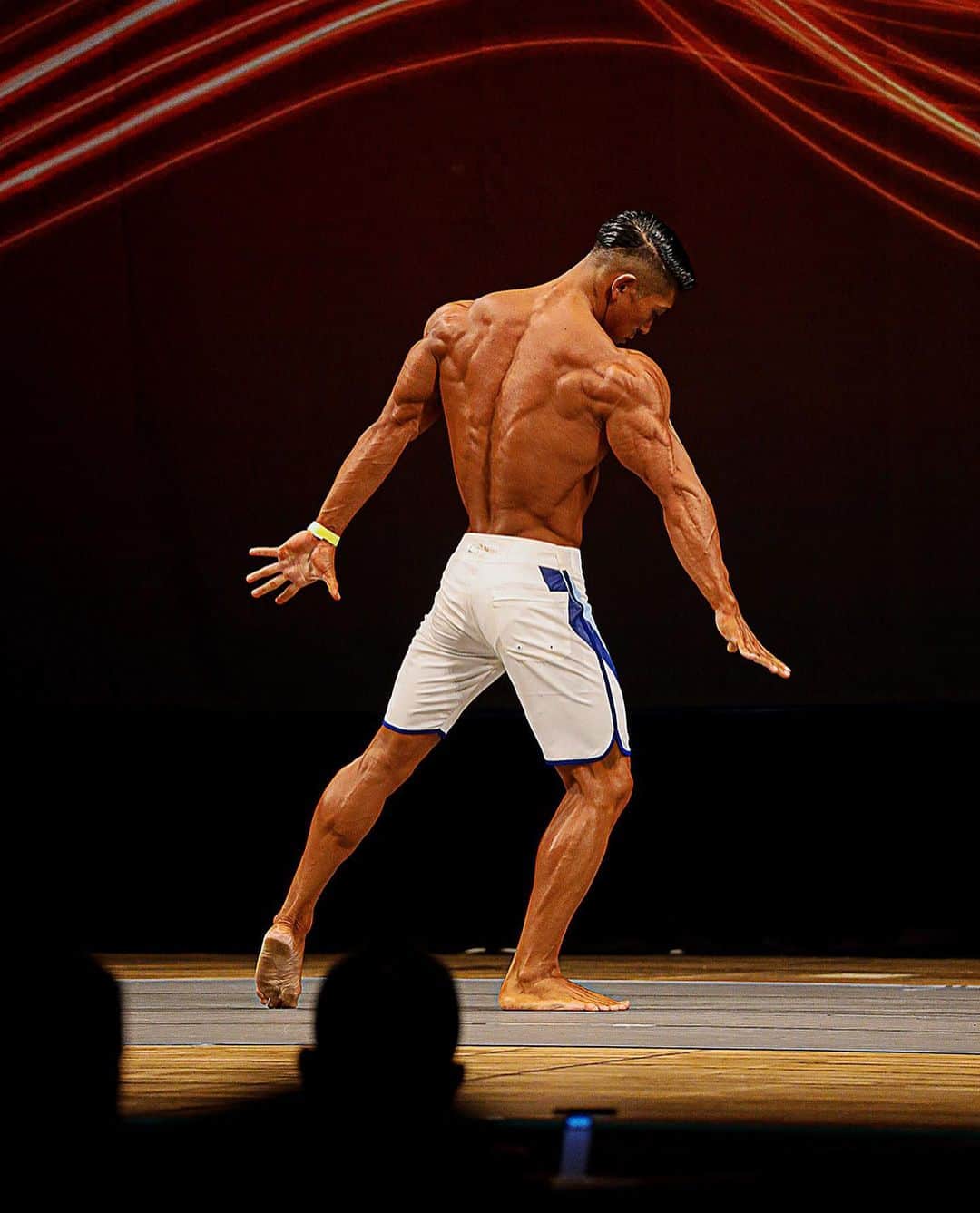 寺島遼さんのインスタグラム写真 - (寺島遼Instagram)「どの瞬間を撮って頂いても隙のないポージングをしたい。 ・ ステージに上がったら全てを完璧にする。 ・ これができるのがフィジークだと思う。 ． #ちびっこ代表 #JBBF #bestbodyjapan #physique #bodymake #workout #training #gymlife #fashion #fitness #adidas #nike #gym #パーソナルトレーニング ．」11月1日 21時02分 - ryo_fitness_jp
