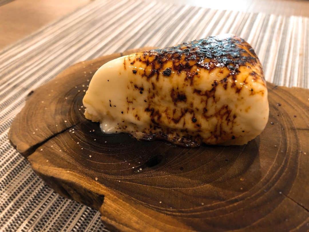 華山志歩さんのインスタグラム写真 - (華山志歩Instagram)「チーズケーキが食べたすぎて、美味しそうなチーズケーキをひたすら眺めてる21時です。美味しいチーズケーキのお店を是非教えてください。写真はいつだかに食べた炙りチーズケーキ🤤」11月1日 21時12分 - shiho_hanayama_official