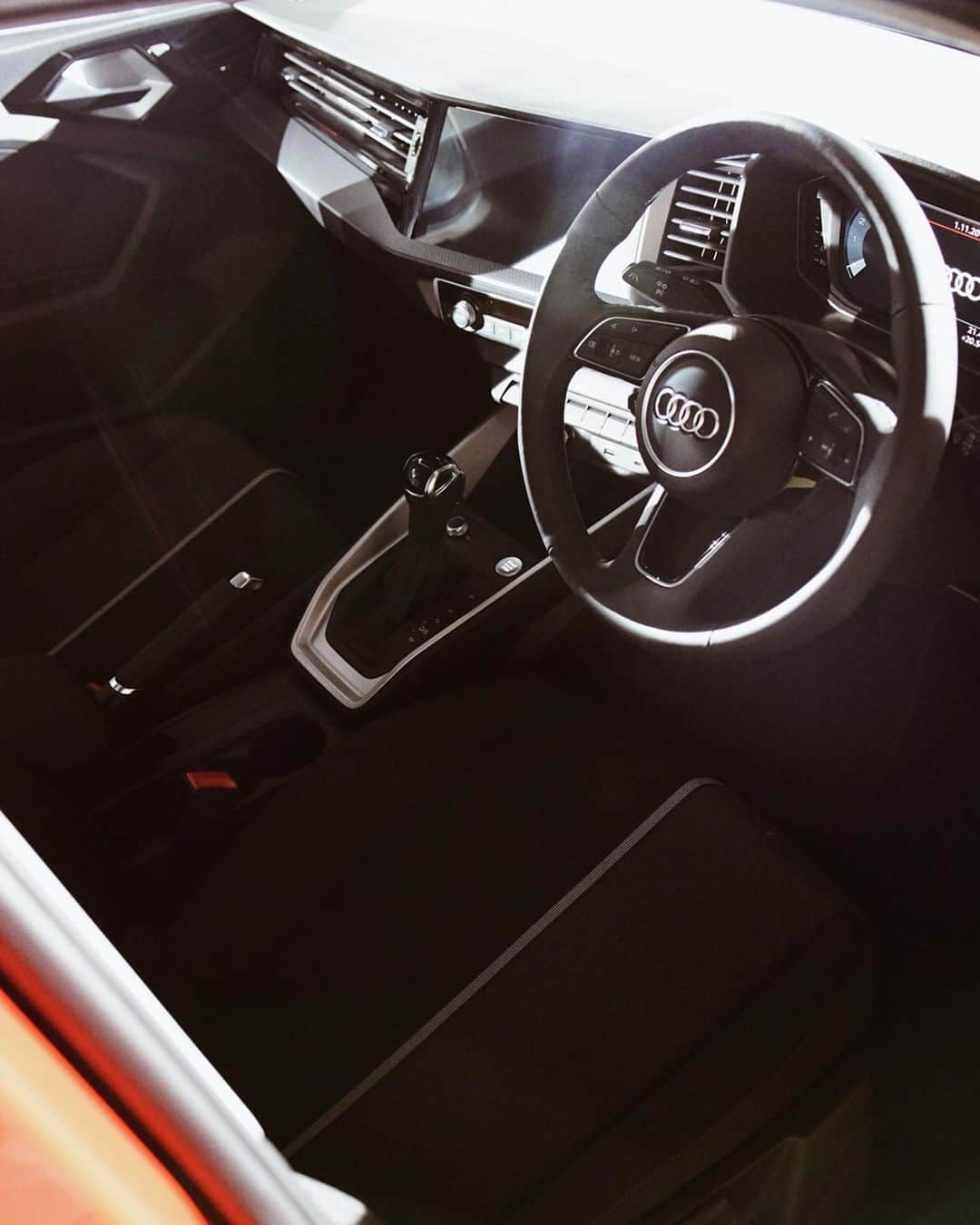 喜田彩子さんのインスタグラム写真 - (喜田彩子Instagram)「﻿ ﻿ Audiさんのイベント“ Press Conference”へ🥂﻿ ﻿ アウディで最もコンパクトボディのA1から、8年ぶりに出た新型 “Audi A1 Sportback”﻿ まさに、自由な発想から生まれたプレミアムコンパクトの理想型です！﻿ ﻿ 車の進化はすごい😳と、改めて今日感じました🚗✨﻿ ﻿ ﻿ 特に【デジタル化】がすごい！﻿ 先進のアシスタンス&セーフティ機能を搭載し、レーダーやカメラにより車両の周囲を常に監視し、安全で快適なドライブをサポートしてくれるんです👏🏻﻿ ﻿ プレセンスフロントは衝突の回避、軽減を支援し、アダプティブクルーズコントロールは前走車に合わせて速度をコントロール！﻿ アクティブレーンアシストは車線の維持を適切にアシストしてくれます。﻿ ﻿ ﻿ そして、コンパクトなのに、室内は大人がゆったりくつろげる空間で、11個のスピーカーによる3Dオーディオ、スマートフォンとの接続もスムーズで、クルマの外と中はシームレスに連携と、快適性の向上も素晴らしい👏🏻👏🏻👏🏻﻿ ﻿ ﻿ 車内のスポーティなデザインとカラフルな色展開もとても素敵🤤💕﻿ ﻿ ﻿ ﻿ @audijapan﻿ #この世のすべてを楽しみつくせ #車 #アウディ #ドライブ #AudiA1 #pr #audi #car #event #drive﻿ ﻿ ﻿ ﻿ ﻿ ﻿」11月1日 21時12分 - ayacokida