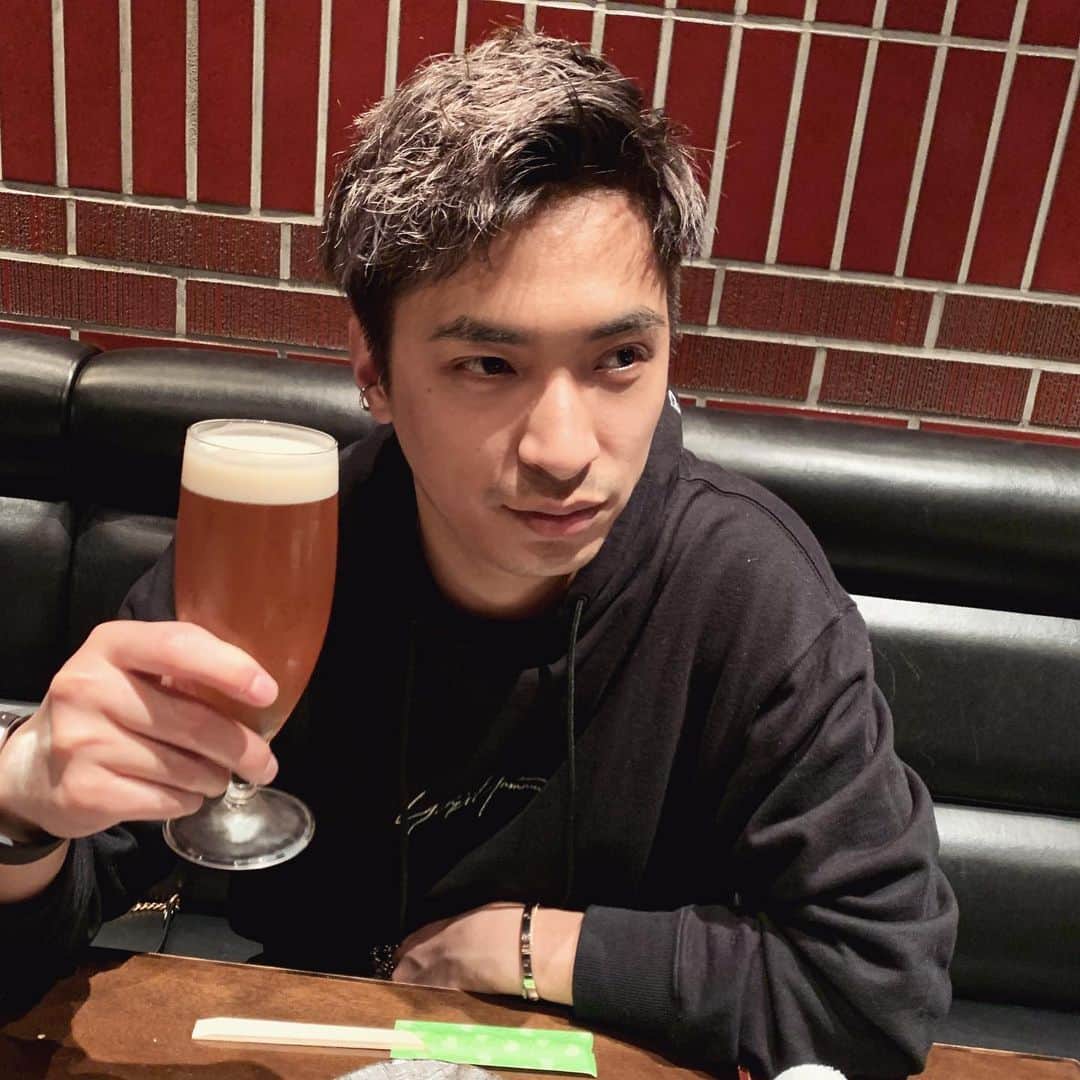 Yuto&Hayato（SUPERTWINS）のインスタグラム：「仕事終わりのビールは最高⤴︎⤴︎ 基本的に休み無く働いてるので、結局毎日飲んじゃいます😭w 太るから気を付けよう🤔  仕事終わりに髪色変えました✨✨ めっちゃ良い感じになって気に入ってます😚😚😚 #haircolor #beergeek  #yohjiyamamoto #cartier #chromehearts」