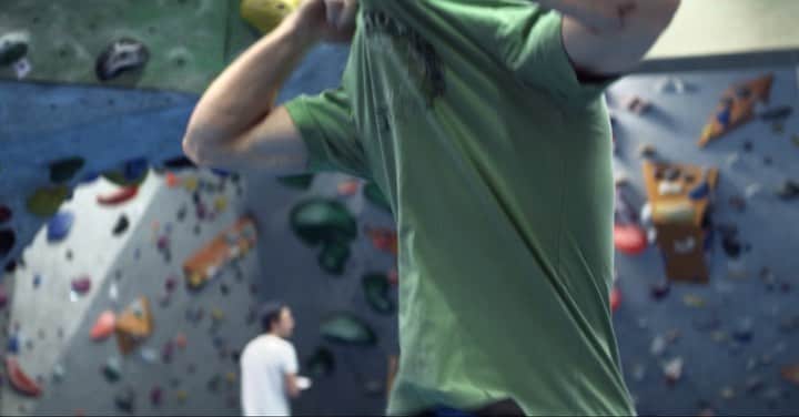 ヤン・ホイヤーのインスタグラム：「#anzeige  Check out the full video about my passion for climbing @dkb.de  #passion #NEUWÄRTS」