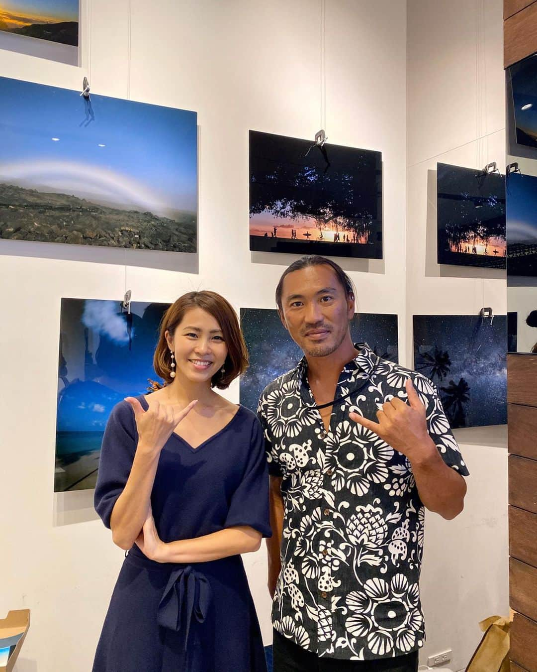 坂元美香さんのインスタグラム写真 - (坂元美香Instagram)「◀️swipe ハワイ在住のphotographer Ryujinさんの展示会個展に行って来たよ。毎年ハワイで撮影してもらっているphotographerで私はRyujinさんの写真が本当に大好きで会うとずっと笑顔になるの。 . フォロワーの皆さんがいつも大好きと言ってくださるハワイでのビキニ写真はRyujinさんが撮ってくれているのです📷 . いつも仲良くしてる愛ちゃんが使ってるハワイ手帳の写真がRyujinさんの写真という偶然もあり、愛ちゃんお誘いして行って来ました。 . Ryujinさんのハワイ写真たくさんもらって、帰りは手帳も買って来ちゃった✨早くまたハワイ行きたい〜！ . @ryujinhawaii  展示会個 二子玉川 蔦屋家電2階にて 11/1-4(金)  11:00-17:00 . ハワイ好きの方はぜひ！ . #ryujinhawaii #ハワイ #hawaii #ハワイ展示会 #二子玉川 #蔦屋家電 #ハワイ好きな人と繋がりたい」11月1日 21時21分 - mika_saka