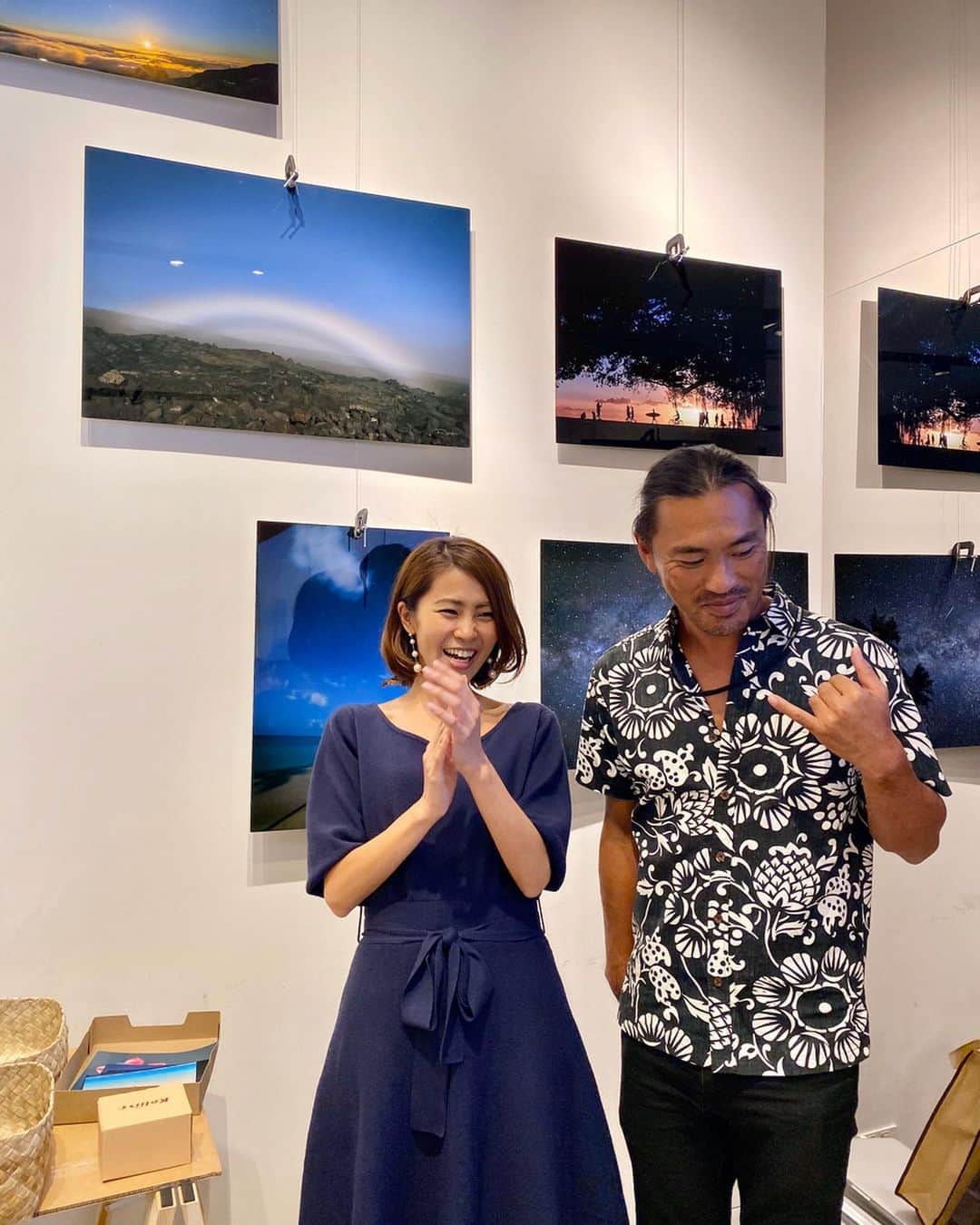 坂元美香さんのインスタグラム写真 - (坂元美香Instagram)「◀️swipe ハワイ在住のphotographer Ryujinさんの展示会個展に行って来たよ。毎年ハワイで撮影してもらっているphotographerで私はRyujinさんの写真が本当に大好きで会うとずっと笑顔になるの。 . フォロワーの皆さんがいつも大好きと言ってくださるハワイでのビキニ写真はRyujinさんが撮ってくれているのです📷 . いつも仲良くしてる愛ちゃんが使ってるハワイ手帳の写真がRyujinさんの写真という偶然もあり、愛ちゃんお誘いして行って来ました。 . Ryujinさんのハワイ写真たくさんもらって、帰りは手帳も買って来ちゃった✨早くまたハワイ行きたい〜！ . @ryujinhawaii  展示会個 二子玉川 蔦屋家電2階にて 11/1-4(金)  11:00-17:00 . ハワイ好きの方はぜひ！ . #ryujinhawaii #ハワイ #hawaii #ハワイ展示会 #二子玉川 #蔦屋家電 #ハワイ好きな人と繋がりたい」11月1日 21時21分 - mika_saka