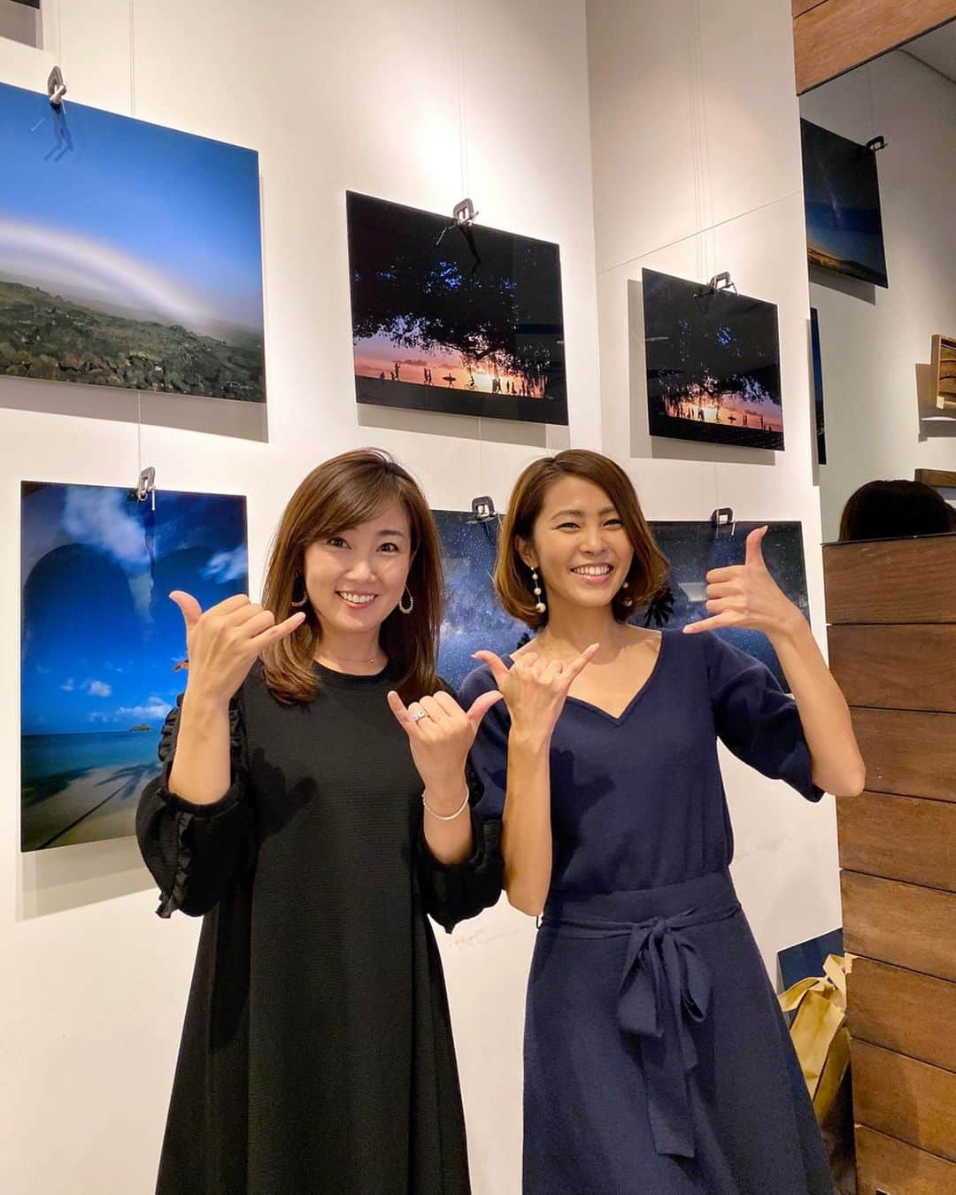 坂元美香さんのインスタグラム写真 - (坂元美香Instagram)「◀️swipe ハワイ在住のphotographer Ryujinさんの展示会個展に行って来たよ。毎年ハワイで撮影してもらっているphotographerで私はRyujinさんの写真が本当に大好きで会うとずっと笑顔になるの。 . フォロワーの皆さんがいつも大好きと言ってくださるハワイでのビキニ写真はRyujinさんが撮ってくれているのです📷 . いつも仲良くしてる愛ちゃんが使ってるハワイ手帳の写真がRyujinさんの写真という偶然もあり、愛ちゃんお誘いして行って来ました。 . Ryujinさんのハワイ写真たくさんもらって、帰りは手帳も買って来ちゃった✨早くまたハワイ行きたい〜！ . @ryujinhawaii  展示会個 二子玉川 蔦屋家電2階にて 11/1-4(金)  11:00-17:00 . ハワイ好きの方はぜひ！ . #ryujinhawaii #ハワイ #hawaii #ハワイ展示会 #二子玉川 #蔦屋家電 #ハワイ好きな人と繋がりたい」11月1日 21時21分 - mika_saka