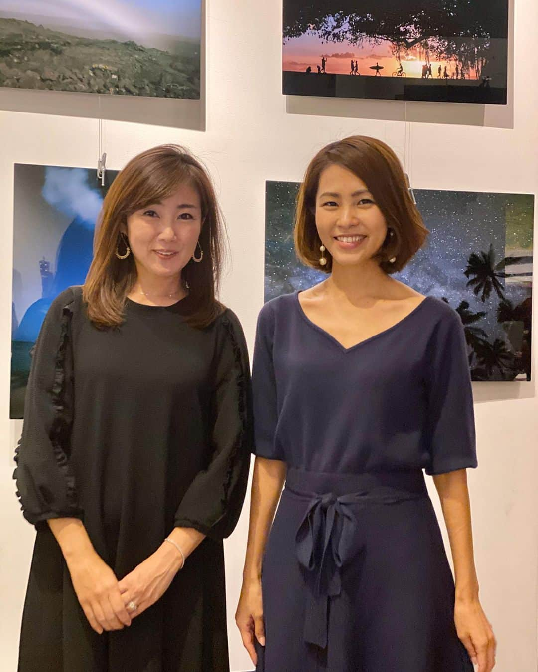 坂元美香さんのインスタグラム写真 - (坂元美香Instagram)「◀️swipe ハワイ在住のphotographer Ryujinさんの展示会個展に行って来たよ。毎年ハワイで撮影してもらっているphotographerで私はRyujinさんの写真が本当に大好きで会うとずっと笑顔になるの。 . フォロワーの皆さんがいつも大好きと言ってくださるハワイでのビキニ写真はRyujinさんが撮ってくれているのです📷 . いつも仲良くしてる愛ちゃんが使ってるハワイ手帳の写真がRyujinさんの写真という偶然もあり、愛ちゃんお誘いして行って来ました。 . Ryujinさんのハワイ写真たくさんもらって、帰りは手帳も買って来ちゃった✨早くまたハワイ行きたい〜！ . @ryujinhawaii  展示会個 二子玉川 蔦屋家電2階にて 11/1-4(金)  11:00-17:00 . ハワイ好きの方はぜひ！ . #ryujinhawaii #ハワイ #hawaii #ハワイ展示会 #二子玉川 #蔦屋家電 #ハワイ好きな人と繋がりたい」11月1日 21時21分 - mika_saka