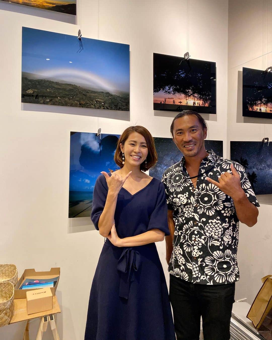 坂元美香さんのインスタグラム写真 - (坂元美香Instagram)「◀️swipe ハワイ在住のphotographer Ryujinさんの展示会個展に行って来たよ。毎年ハワイで撮影してもらっているphotographerで私はRyujinさんの写真が本当に大好きで会うとずっと笑顔になるの。 . フォロワーの皆さんがいつも大好きと言ってくださるハワイでのビキニ写真はRyujinさんが撮ってくれているのです📷 . いつも仲良くしてる愛ちゃんが使ってるハワイ手帳の写真がRyujinさんの写真という偶然もあり、愛ちゃんお誘いして行って来ました。 . Ryujinさんのハワイ写真たくさんもらって、帰りは手帳も買って来ちゃった✨早くまたハワイ行きたい〜！ . @ryujinhawaii  展示会個 二子玉川 蔦屋家電2階にて 11/1-4(金)  11:00-17:00 . ハワイ好きの方はぜひ！ . #ryujinhawaii #ハワイ #hawaii #ハワイ展示会 #二子玉川 #蔦屋家電 #ハワイ好きな人と繋がりたい」11月1日 21時21分 - mika_saka