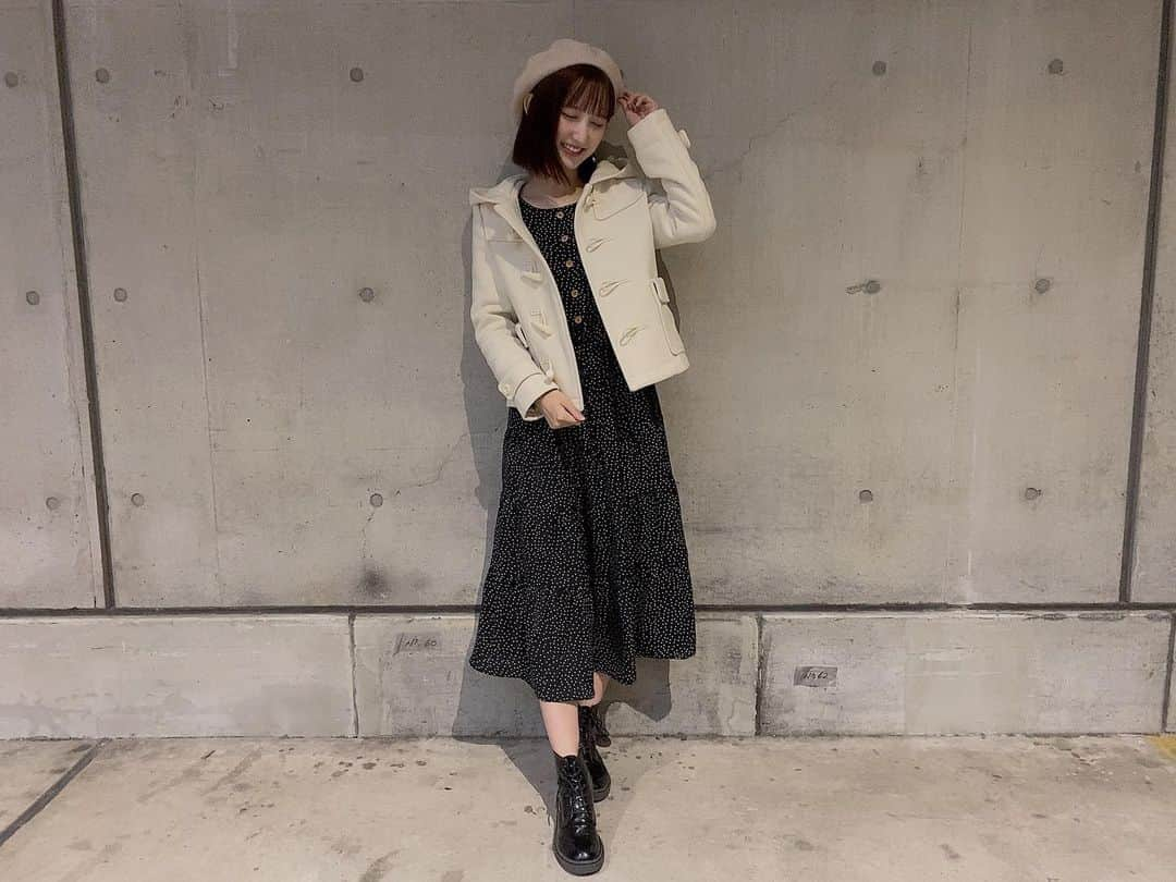 長友彩海さんのインスタグラム写真 - (長友彩海Instagram)「☺︎‬ この前の握手会の私服です🥨 真子さんがプロデュースされているブランド @haluhiroine のワンピースを着ました☺️❤︎ . 上にトレーナーとかも合わせて着てみたい！ とっても可愛くってお気に入りです✨ そしてベレー帽でさらに女の子らしさup⤴︎ ちなみにこのダッフルコートも真子さんのなの🤭❤︎ . . 今日は18歳ラストです☺︎ 18歳の1年も皆さんの支えがあって 色んな事に励むことが出来ました😌 19歳の1年も変わらず好きでいてほしいし 好きでいてもらえるような素敵な人でいます💌 いつも本当にありがとうございます！🌷 . #握手会 #私服 #haluhiroine #earth #wego」11月1日 21時34分 - ayami.n_48