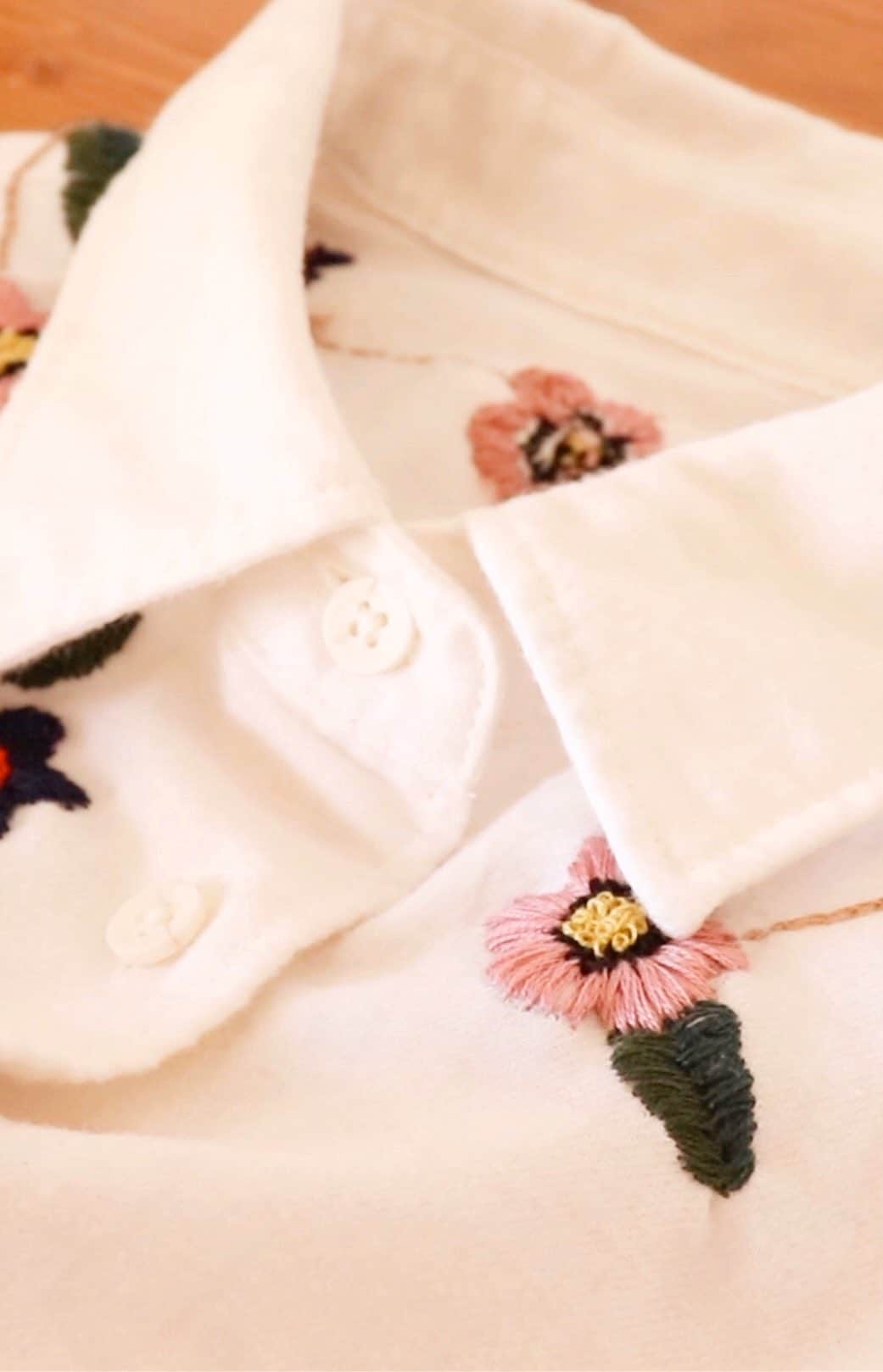 handmade shopのインスタグラム：「シャツの襟周りにお花の刺繍をしてみました  無地のシャツを刺繍でいっぱいにしていきます✨  こちらの動画はショートバージョンです ロングバージョンはプロフィールのリンクから ご覧ください👍  YouTubeのチャンネル登録もよろしくお願いします😊」