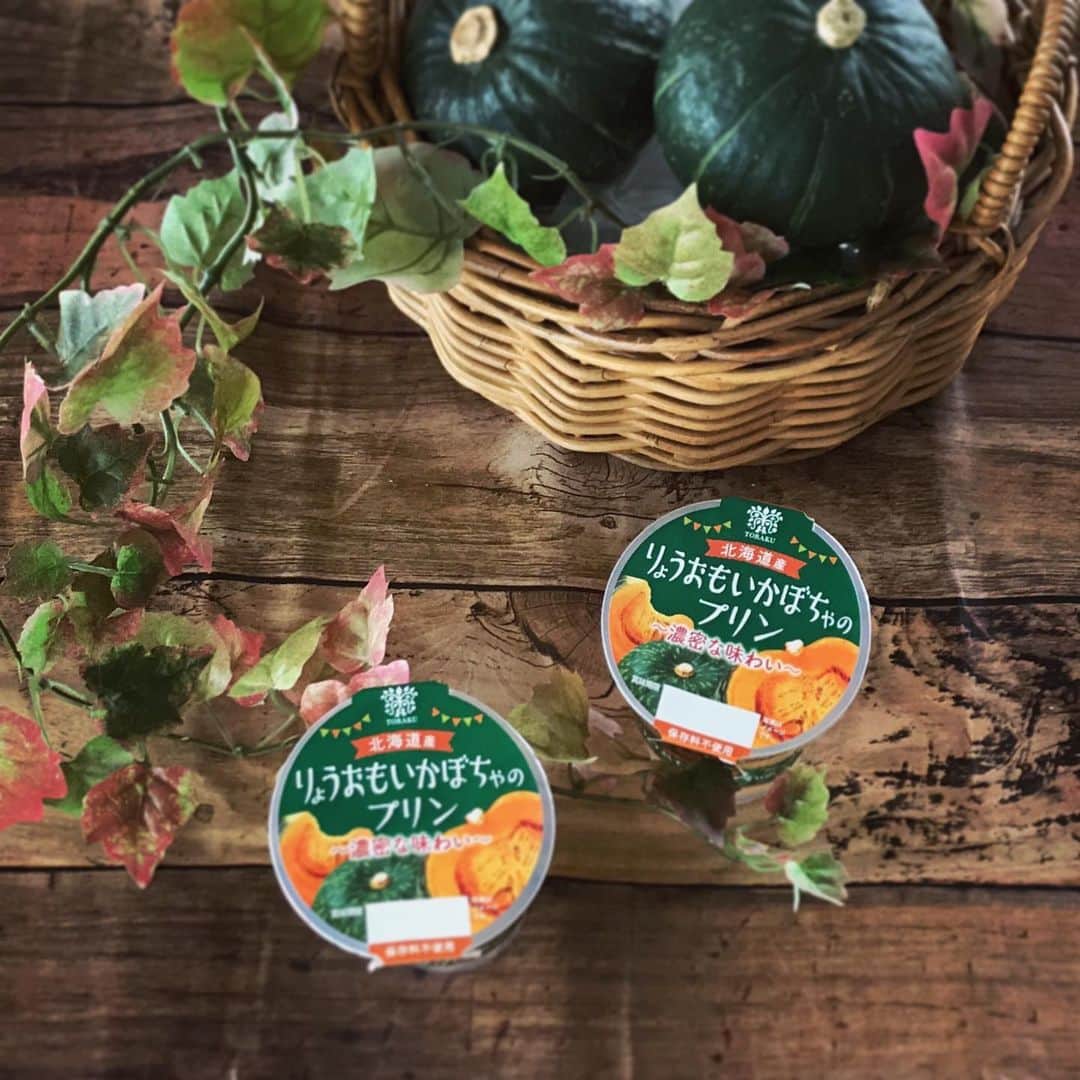 トーラク株式会社のインスタグラム：「. 🍂秋のスイーツと言えば、、、 かぼちゃプリンは外せない❤︎ . ◉カップマルシェ 北海道産りょうおもいかぼちゃのプリン. 135円（税別）. かぼちゃの甘みを生かしたプリンです . . #トーラク #TORAKU #神戸プリン #プリン #プリン好き #プリンマニア #コンビニスイーツ #コンビニ #スイーツ #スイーツ好き #PUDDING #PUDDINGPARTY #おやつタイム #sweets #カップマルシェ #北海道産りょうおもいかぼちゃ #かぼちゃプリン #pumpkin #pumpkinpudding #置き画くら部⁣  #置き画 #プリン好きな人と繋がりたい」