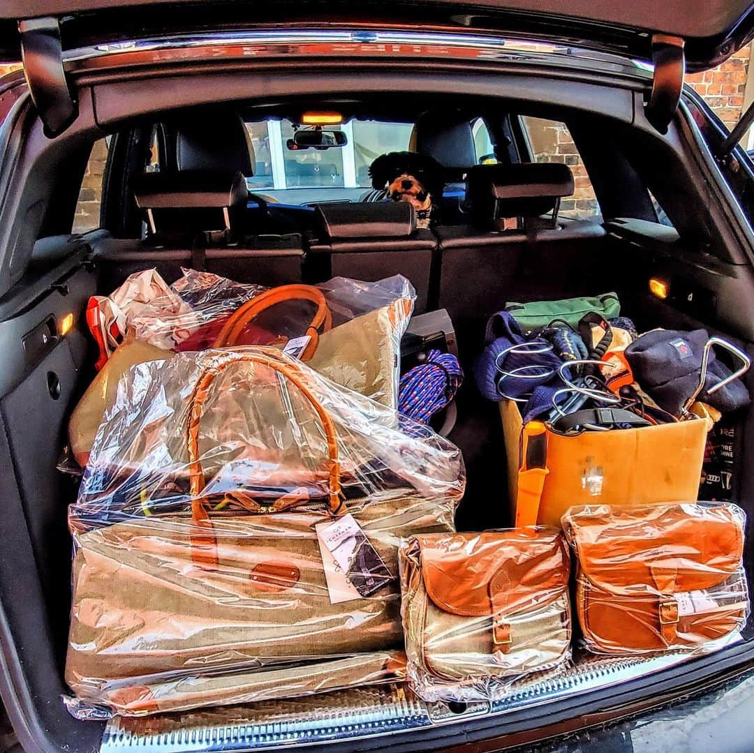 ジョンチャップマンのインスタグラム：「“That’s Christmas sorted with the help of Chapman Bags” #chapmanbags #madeinengland #christmasshopping #countryclothing #lakedistrict #carlisle #heritage #factory #handmade #handcrafted #thankyoueddy」