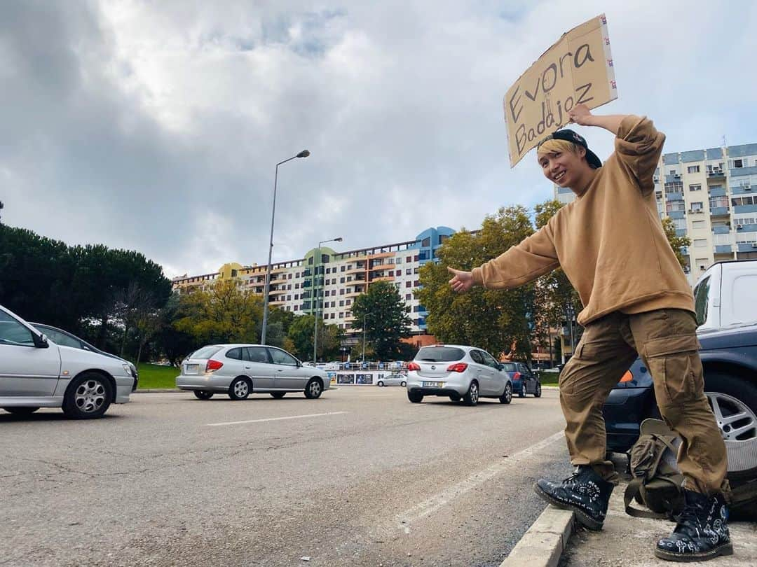 ジョーブログさんのインスタグラム写真 - (ジョーブログInstagram)「ヒッチハイク👍　この先どうなるかなんて誰にも分からないけど、進まないと何も始まらない。新しい景色を見たい！ #ジョーブログ  #レディゴー #地球で遊ぼう #YouTuber #ユーチューバー  #backpacker  #バックパッカー #旅人 #世界一周 #日本一周 #海外旅行 #travel #トラベル #旅スタグラム #旅好きな人と繋がりたい #travelgram #世界の絶景 #フォロー歓迎 #フォロー募集  #いいね返し #コメント返し #コメント大歓迎」11月1日 21時39分 - joeanddream